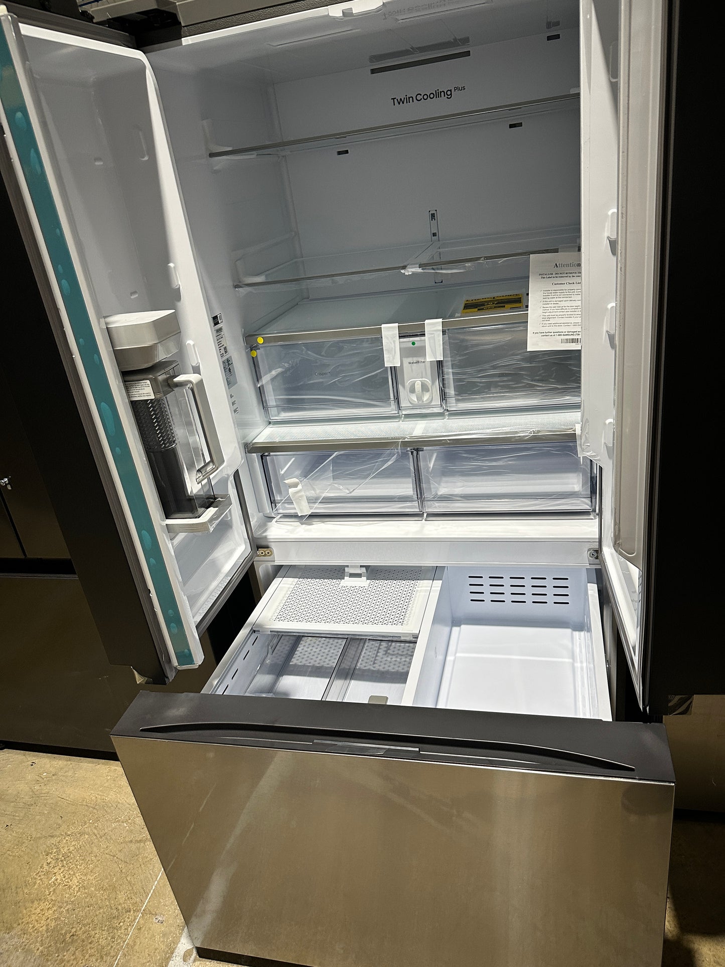 GREAT NEW SAMSUNG SMART REFRIGERATOR with AUTOFILL PITCHER MODEL: RF30BB6200QL REF13574S