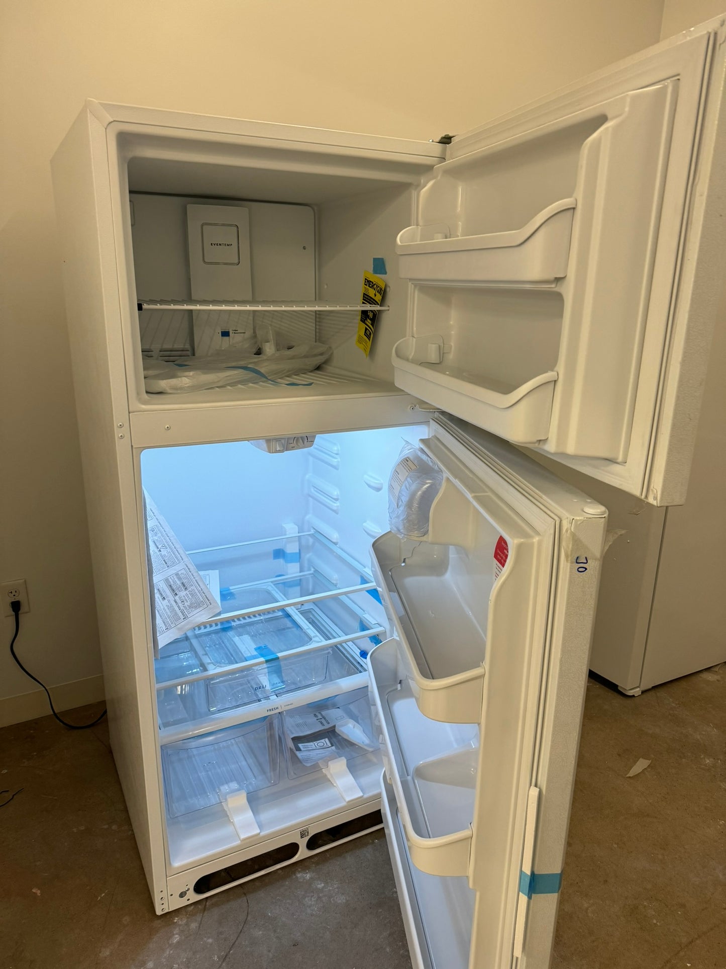 ON SALE NEW TOP FREEZER 20.5 CU FT REFRIGERATOR MODEL: FRTD2021AW REF10036R