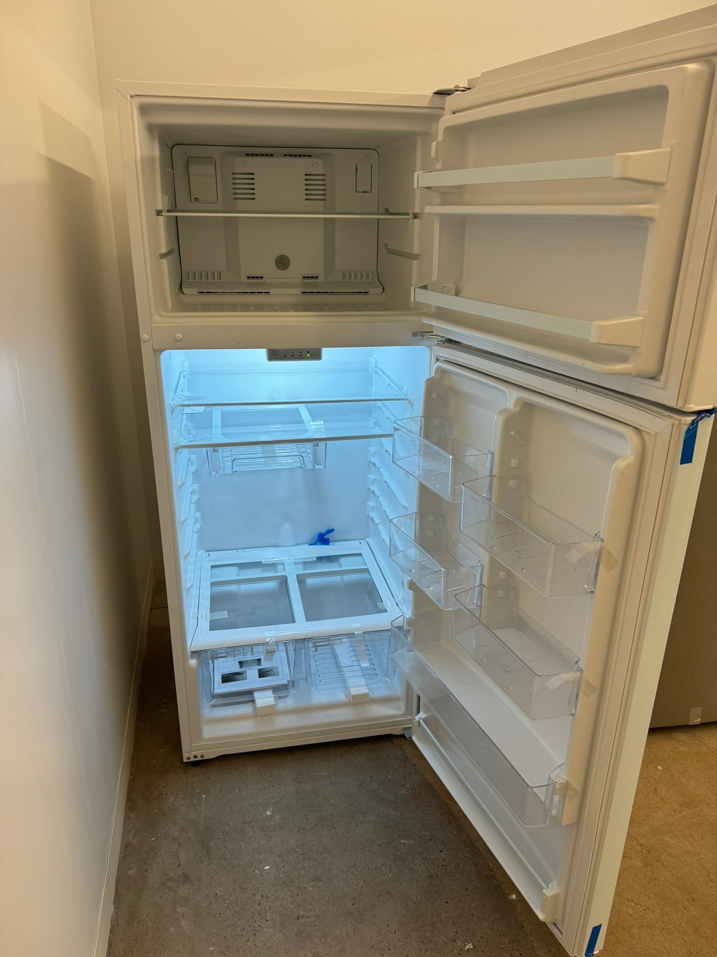 17.7 CU FT NEW WHIRLPOOL REFRIGERATOR MODEL: WRT518SZFW REF10049R