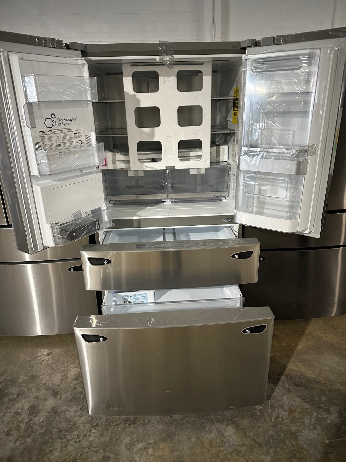 GREAT NEW LG SMART REFRIGERATOR with CRAFT ICE MAKER MODEL: LRMDS3006S REF13650S