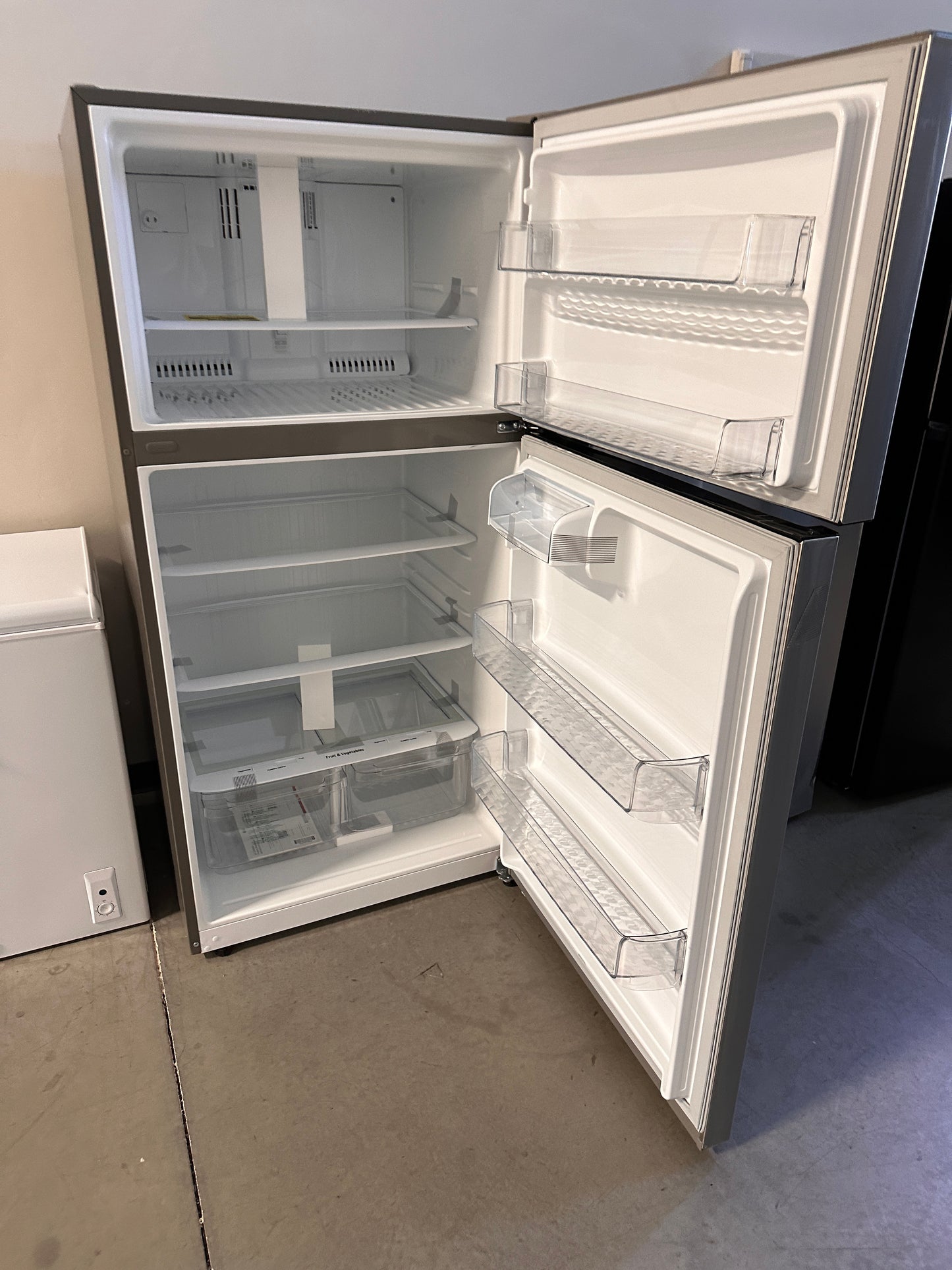 BRAND NEW STAINLESS STEEL TOP FREEZER REFRIGERATOR MODEL: LHTNS2403S REF13280
