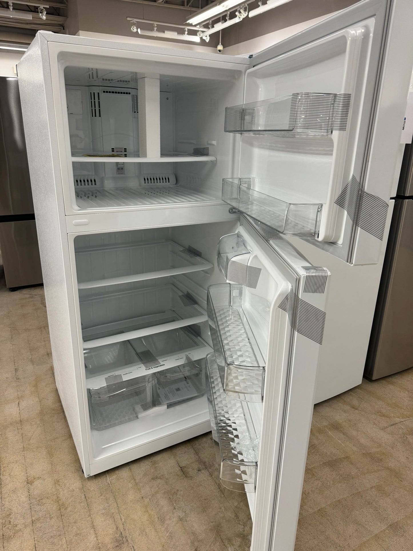 BRAND NEW WHITE TOP FREEZER REFRIGERATOR MODEL: LTCS20020W REF10051R