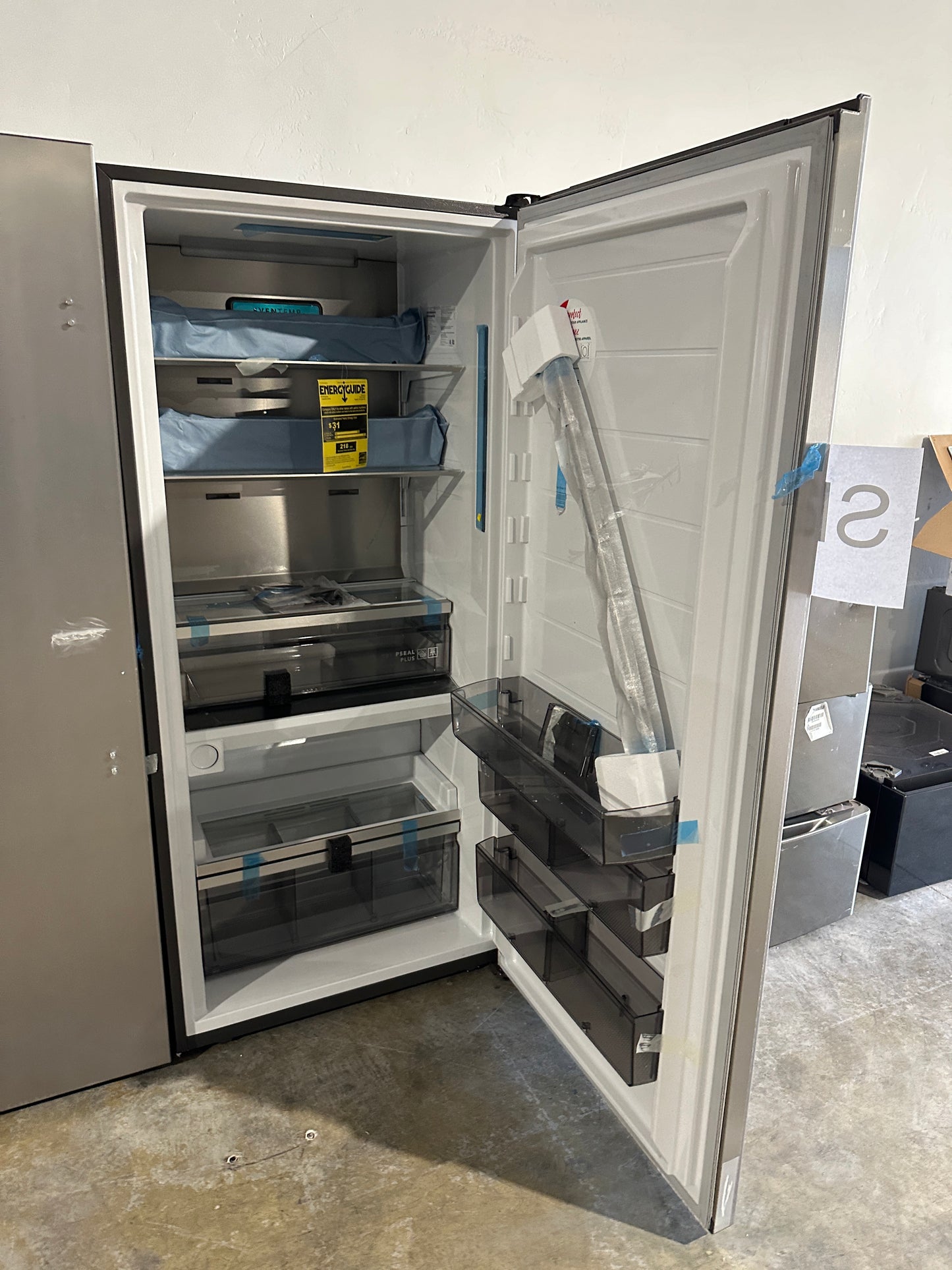 GREAT NEW FRIGIDAIRE PROFESSIONAL SINGLE DOOR REFRIGERATOR Model:FPRU19F8WF REF13721S