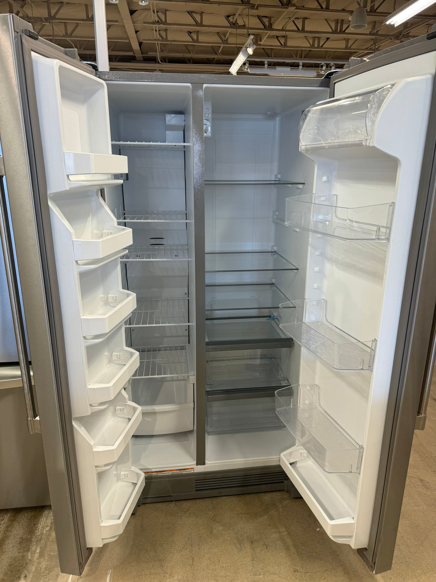 GREAT NEW MAYTAG SIDE BY SIDE REFRIGERATOR MODEL: MSS25N4MKZ REF10077R