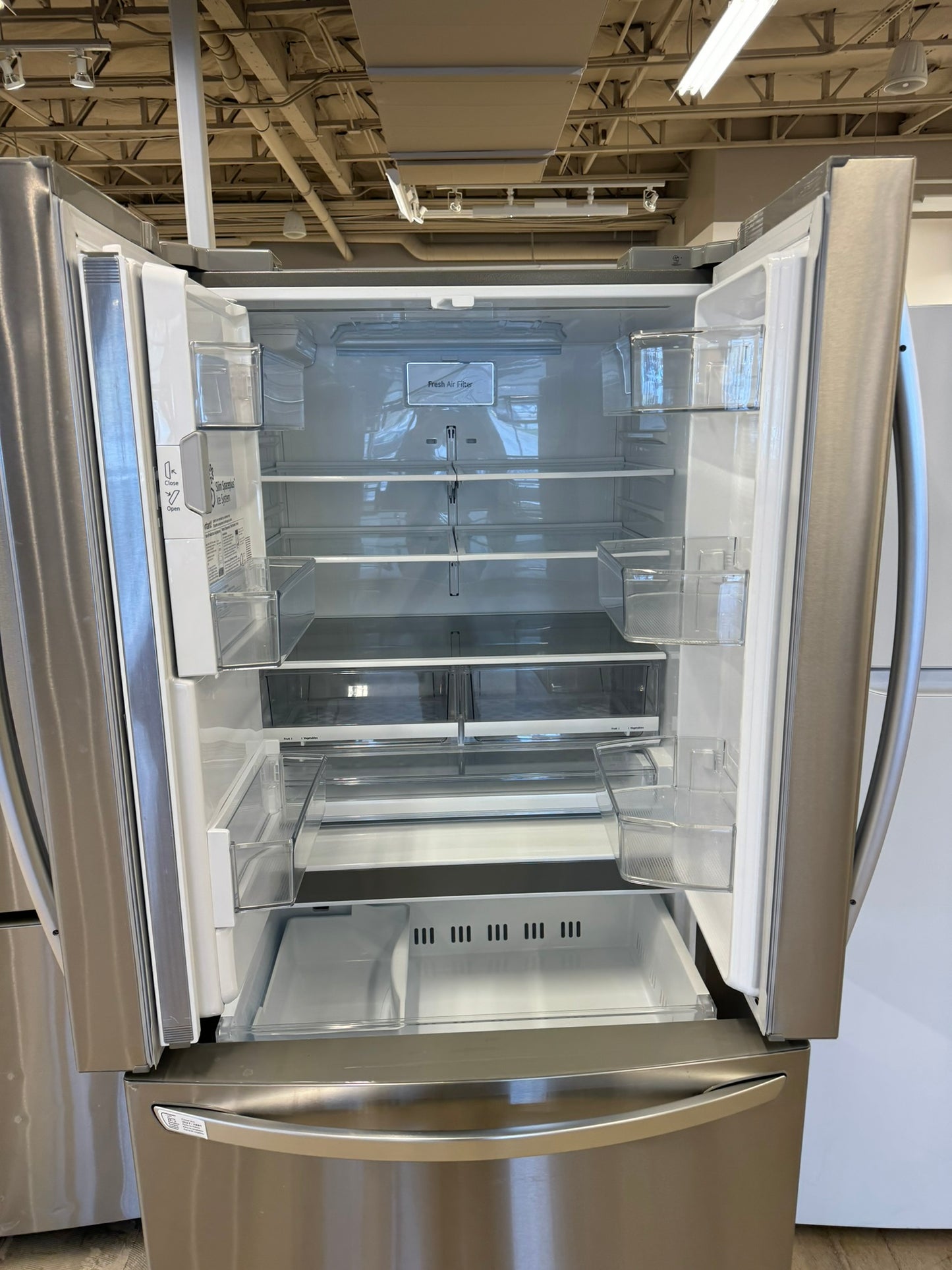 BEAUTIFUL BRAND NEW LG STAINLESS STEEL REFRIGERATOR MODEL: LFXS26973S REF10100R