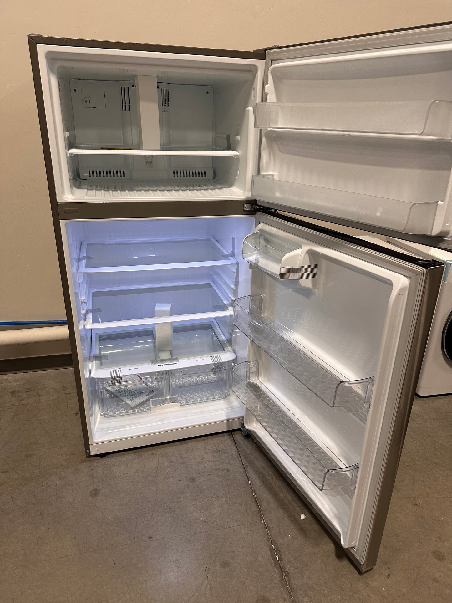 NEW TOP FREEZER REFRIGERATOR WITH INTERNAL WATER DISPENSER MODEL: LHTNS2403S REF13391
