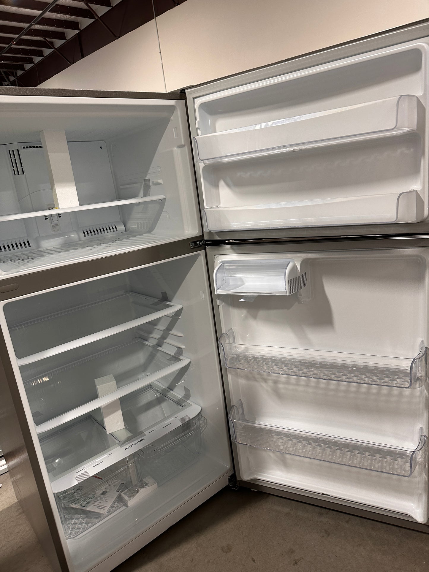 BRAND NEW LG TOP FREEZER REFRIGERATOR with INTERNAL WATER MODEL: LHTNS2403S REF13385