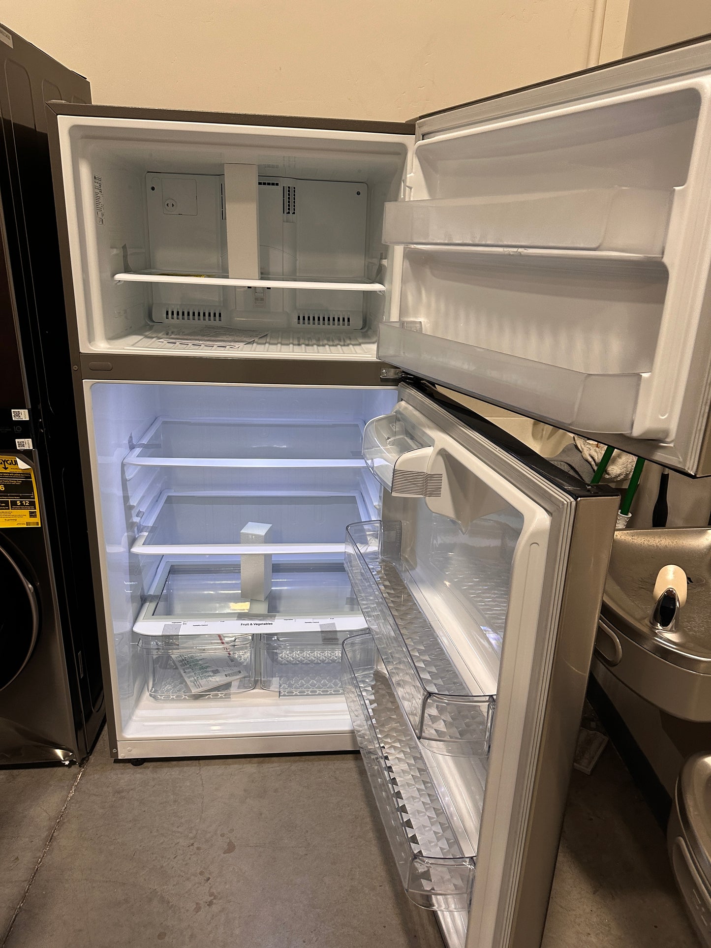 INTERNAL WATER DISPENSER TOP FREEZER REFRIGERATOR MODEL: LHTNS2403S REF13392