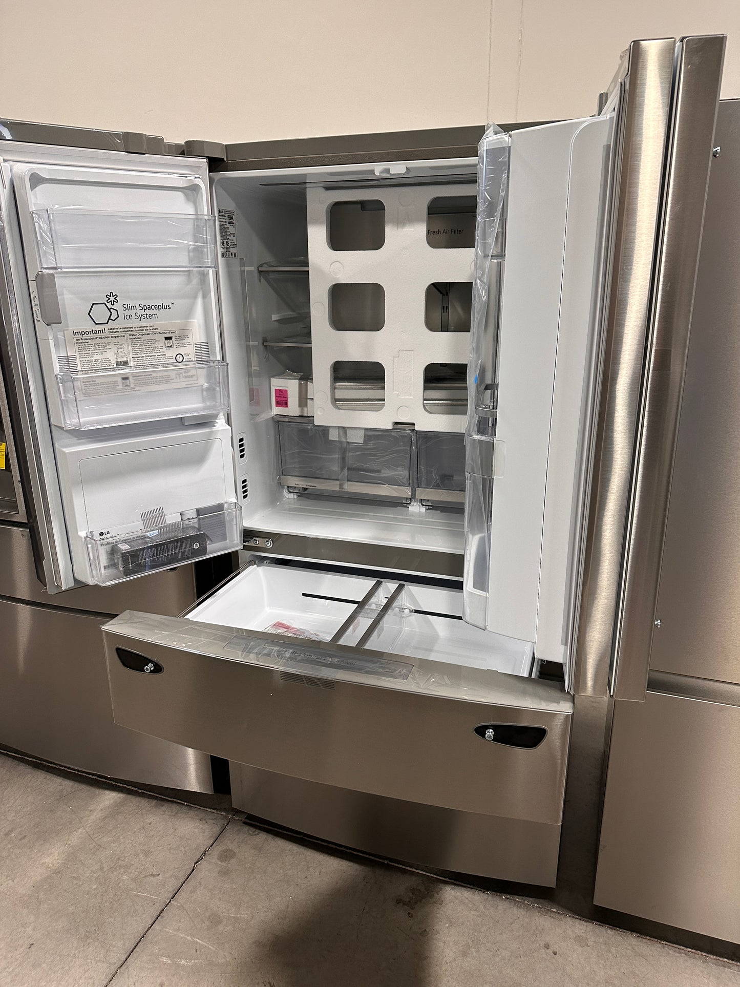 NEW COUNTER DEPTH LG REFRIGERATOR WITH CRAFT ICE MODEL: LRMVC2306S REF13409