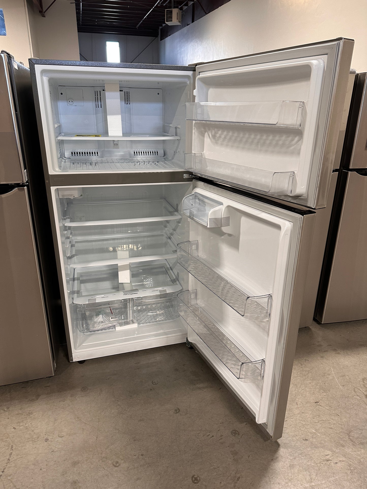 GREAT NEW TOP FREEZER LG REFRIGERATOR WITH INTERNAL WATER MODEL: LRTLS2403S REF13378