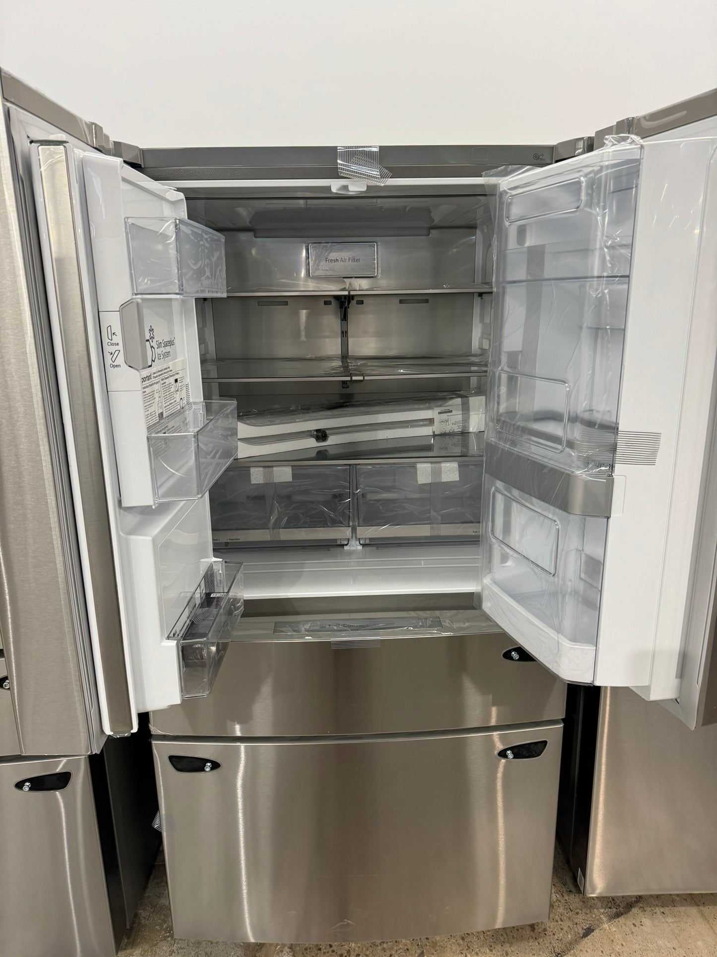 GREAT NEW LG CRAFT ICE MAKING SMART REFRIGERATOR MODEL: LRMDS3006S REF10199R