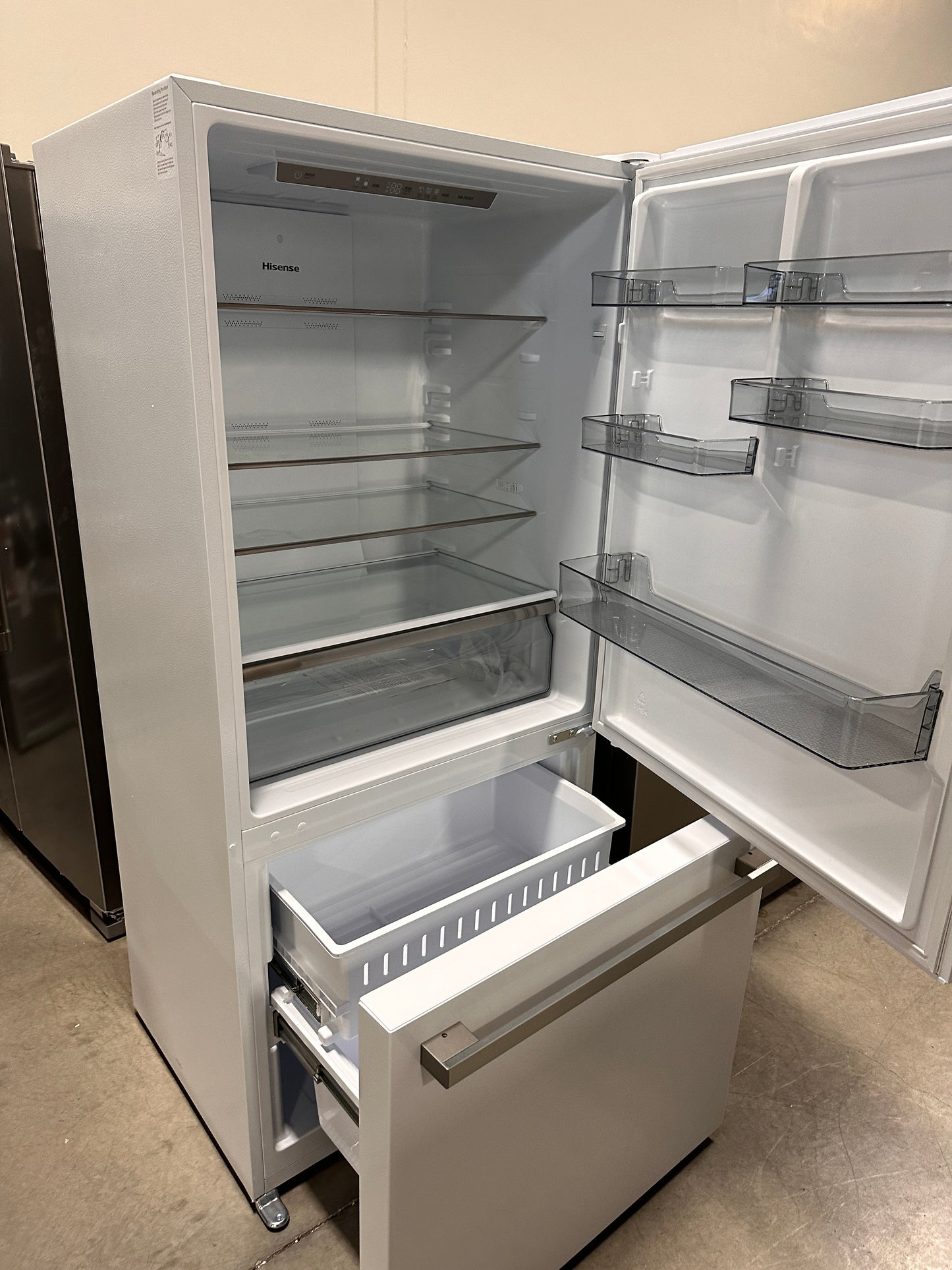 GREAT NEW COUNTER DEPTH BOTTOM FREEZER WHITE REFRIGERATOR MODEL: HRB171N6AWE REF13439