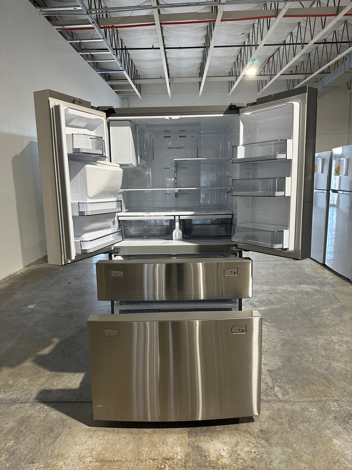 BRAND NEW! Samsung 28 cu. ft. 4-Door French Door Refrigerator MODEL: RF28R7201SR REF13867S