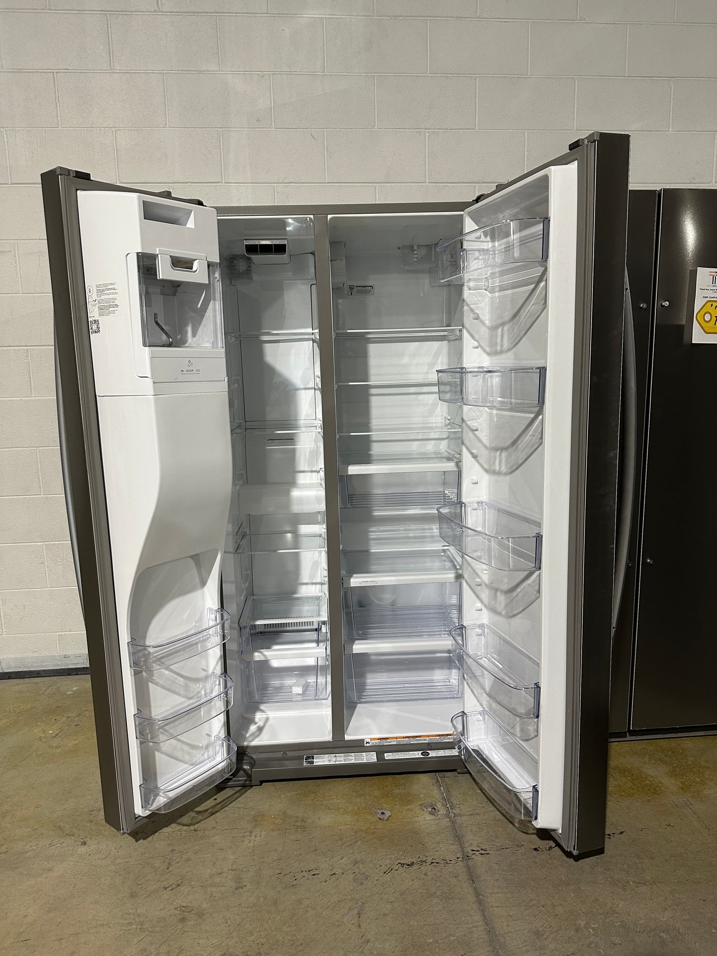 GREAT NEW WHIRLPOOL COUNTER DEPTH REFRIGERATOR REFRIGERATOR MODEL: WRS571CIHZ REF13904S
