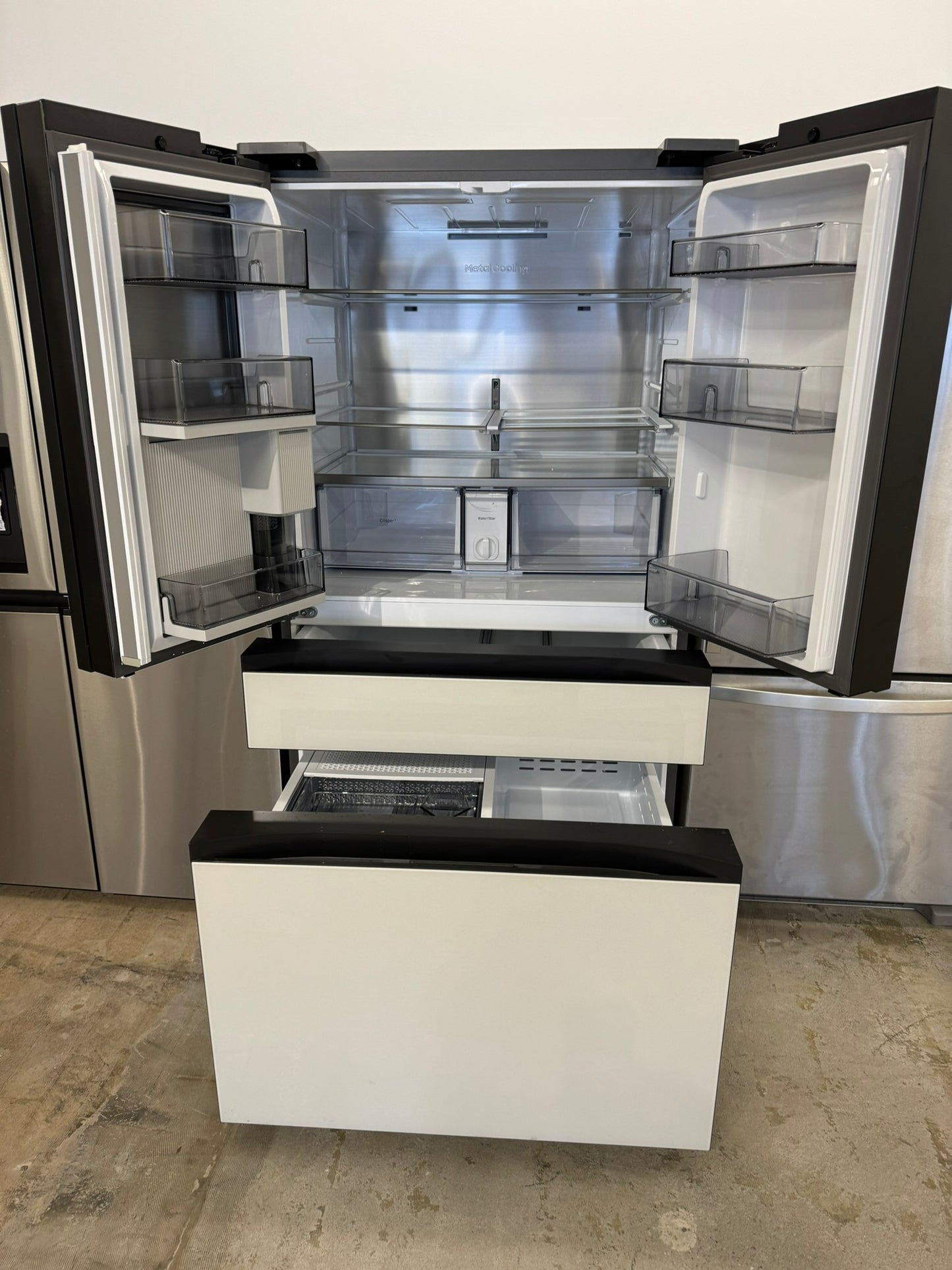 GORGEOUS WHITE SAMSUNG BESPOKE REFRIGERATOR WITH BEVERAGE CENTER MODEL: RF29BB86004M REF10283R