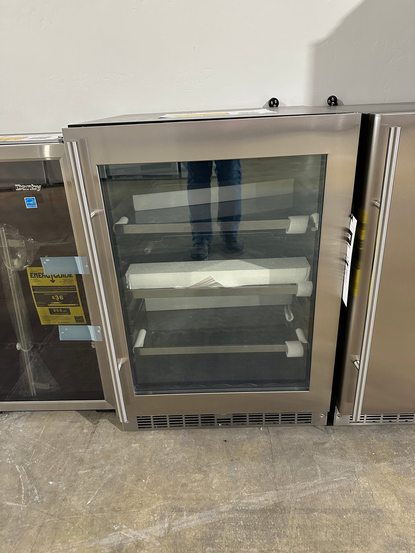 GORGEOUS GLASS DOOR SINGLE-ZONE BEVERAGE CENTER - MODEL: SPRBC056D1SS REF13771S