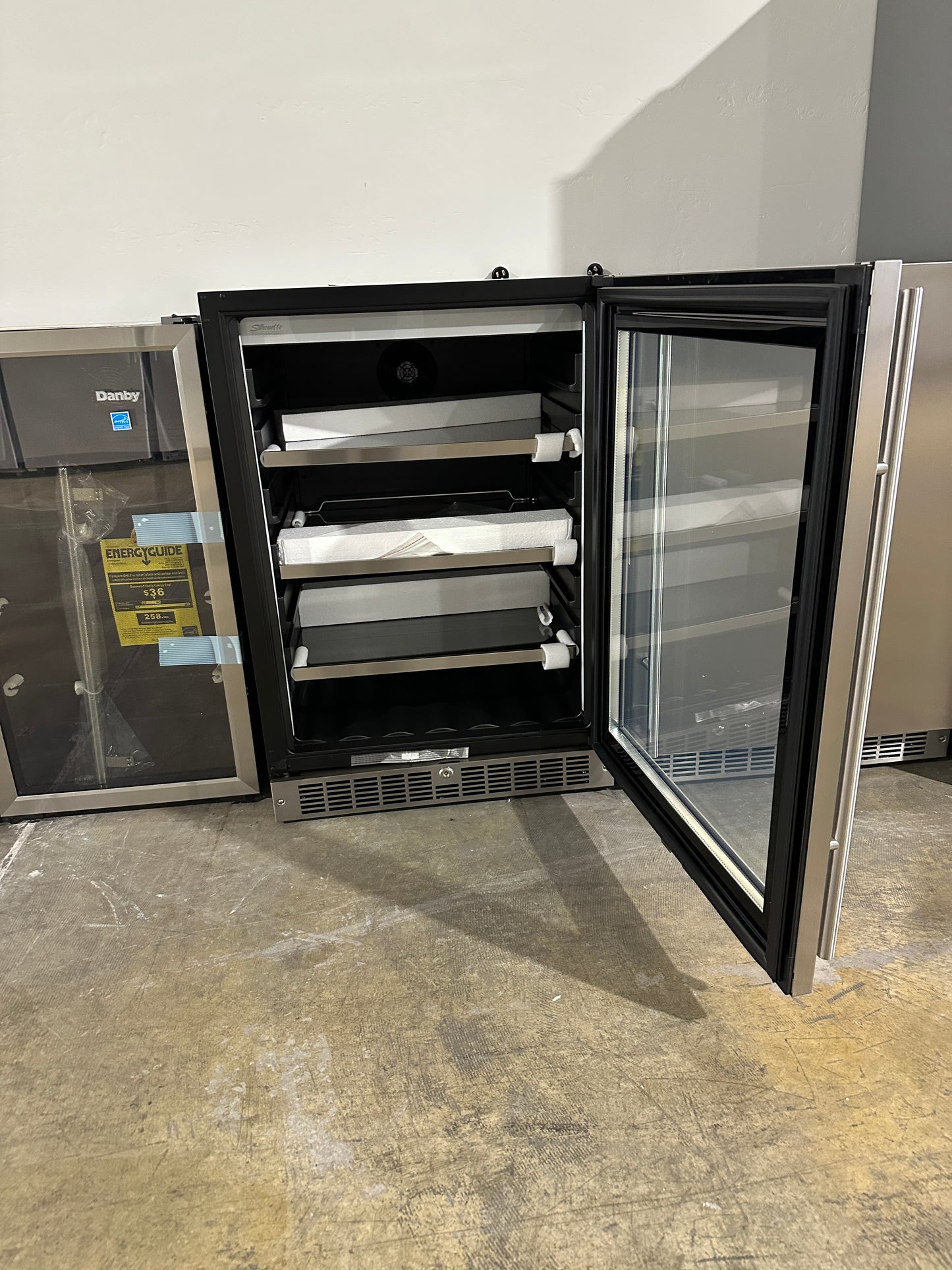 GORGEOUS GLASS DOOR SINGLE-ZONE BEVERAGE CENTER - MODEL: SPRBC056D1SS REF13771S