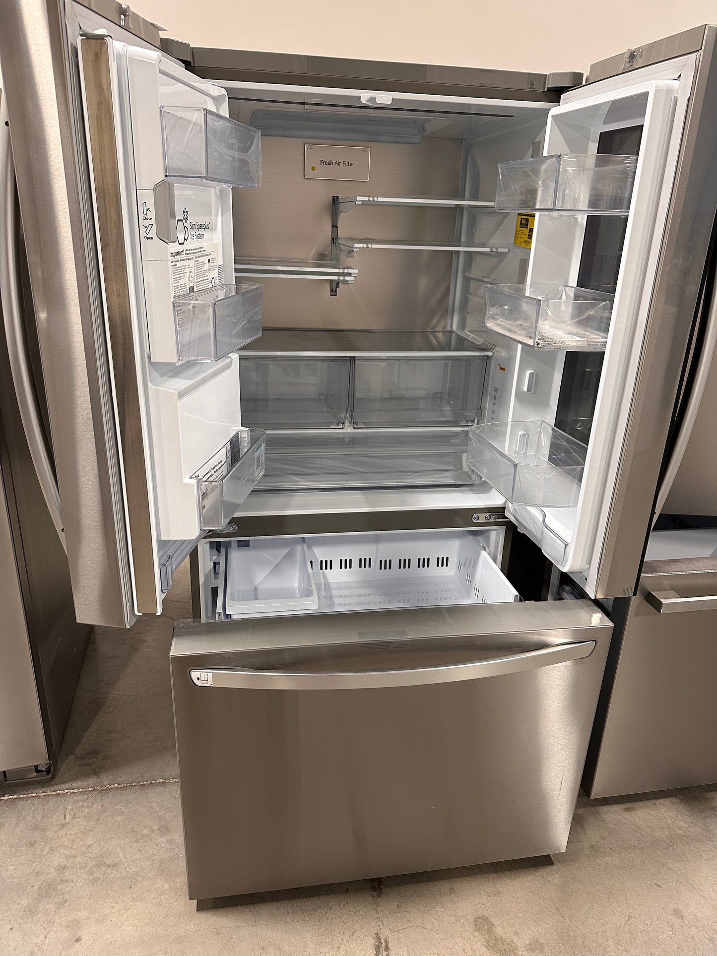 GORGEOUS NEW COUNTER DEPTH MAX LG REFRIGERATOR MODEL: LRFOC2606S REF13488