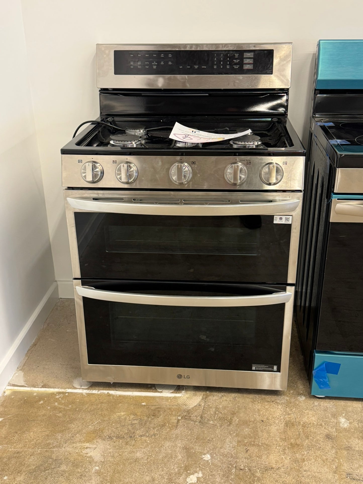 GORGEOUS LG DOUBLE OVEN RANGE with PROBAKE CONVECTION MODEL: LDGL6924S RAG10061R