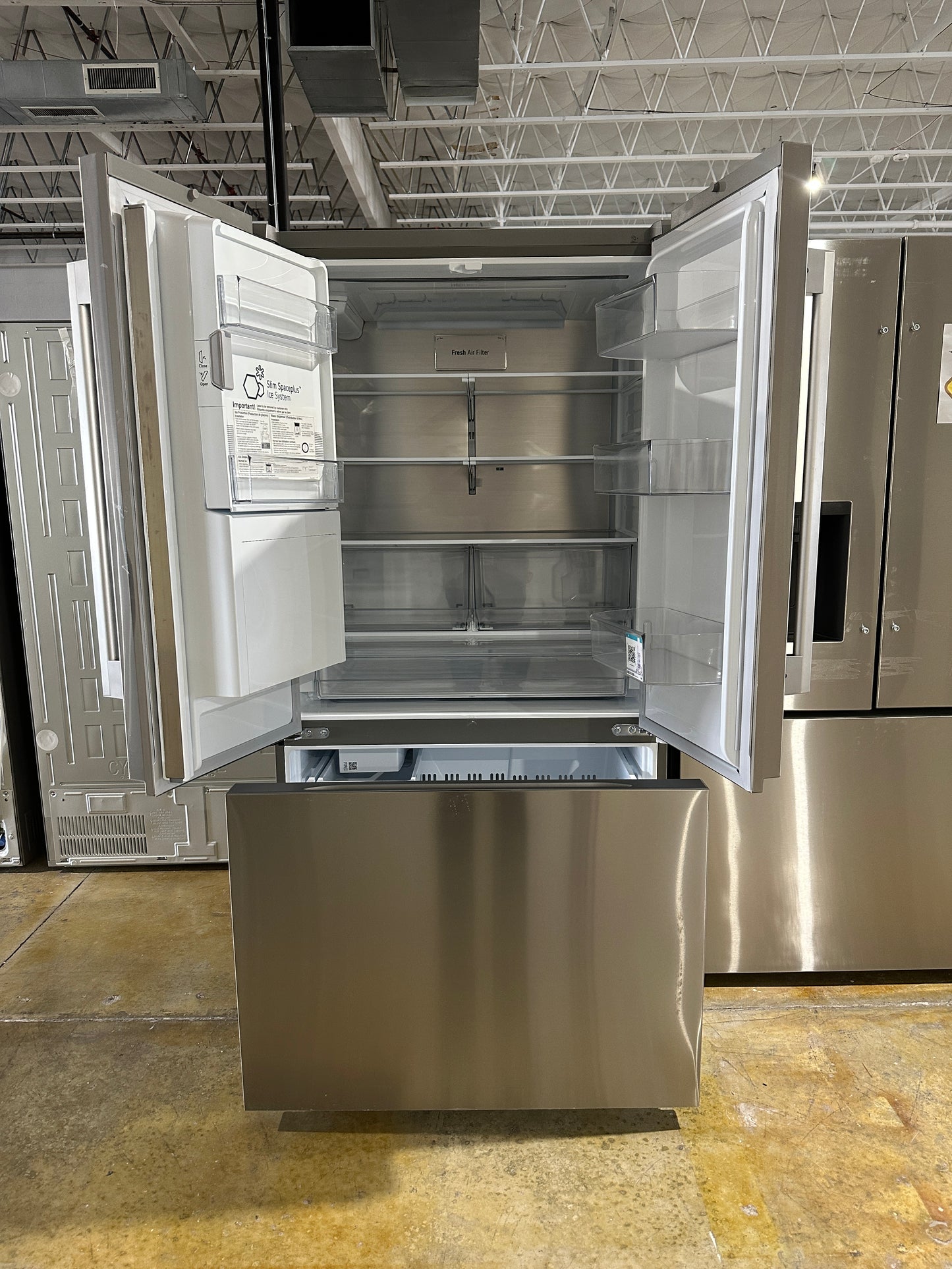 BRAND NEW COUNTER-DEPTH LG REFRIGERATOR with ZERO CLEARANCE MODEL: LF24Z6530S REF13943S