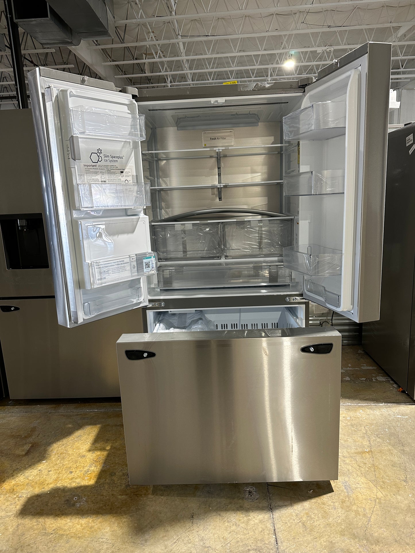 COUNTER DEPTH SMART LG FRENCH DOOR REFRIGERATOR MODEL: LRFXC2606S REF13942S