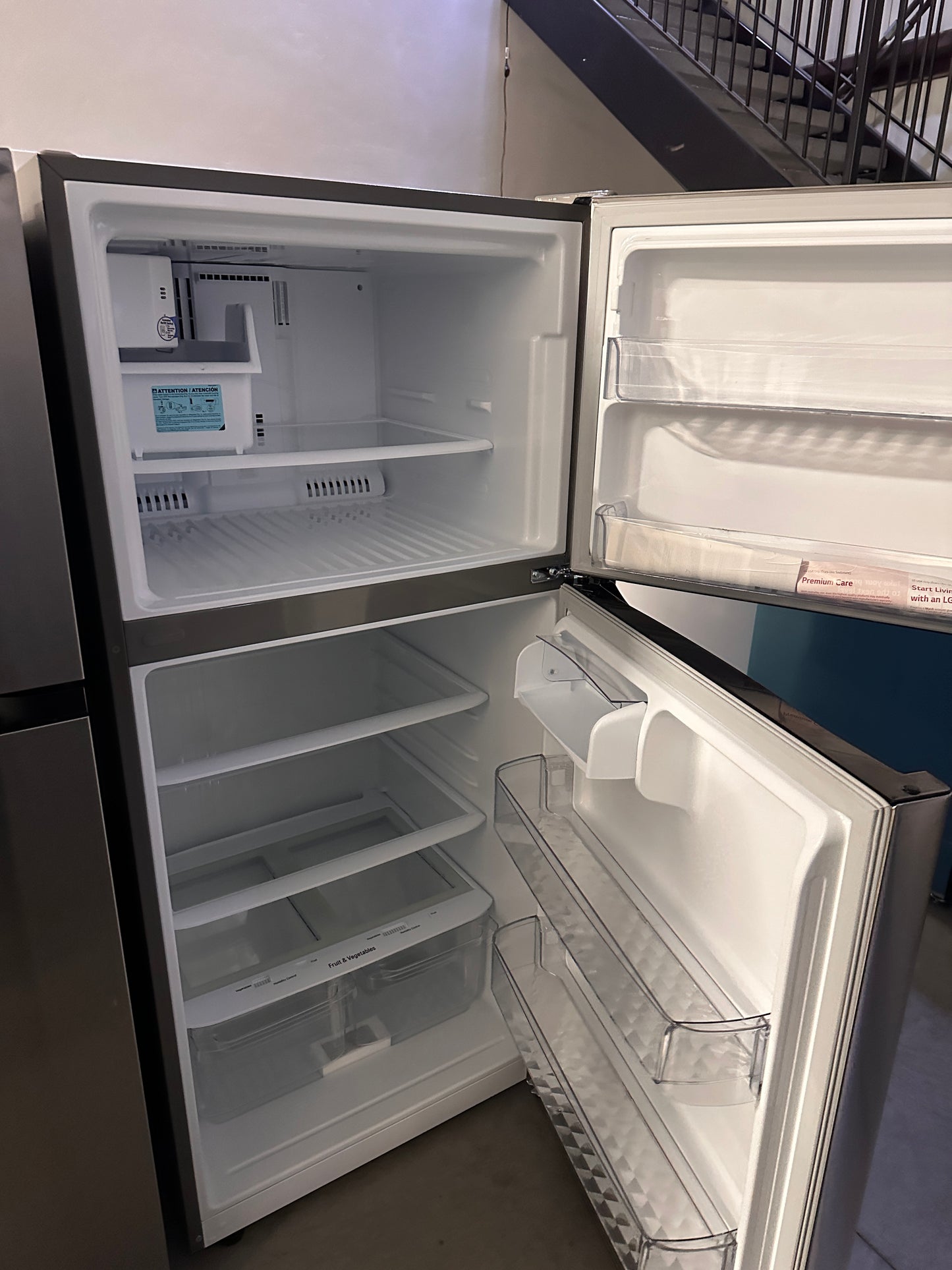 LG - 20.2 Cu. Ft. Top-Freezer Refrigerator - Stainless Steel Model: LTCS20030S REF13569