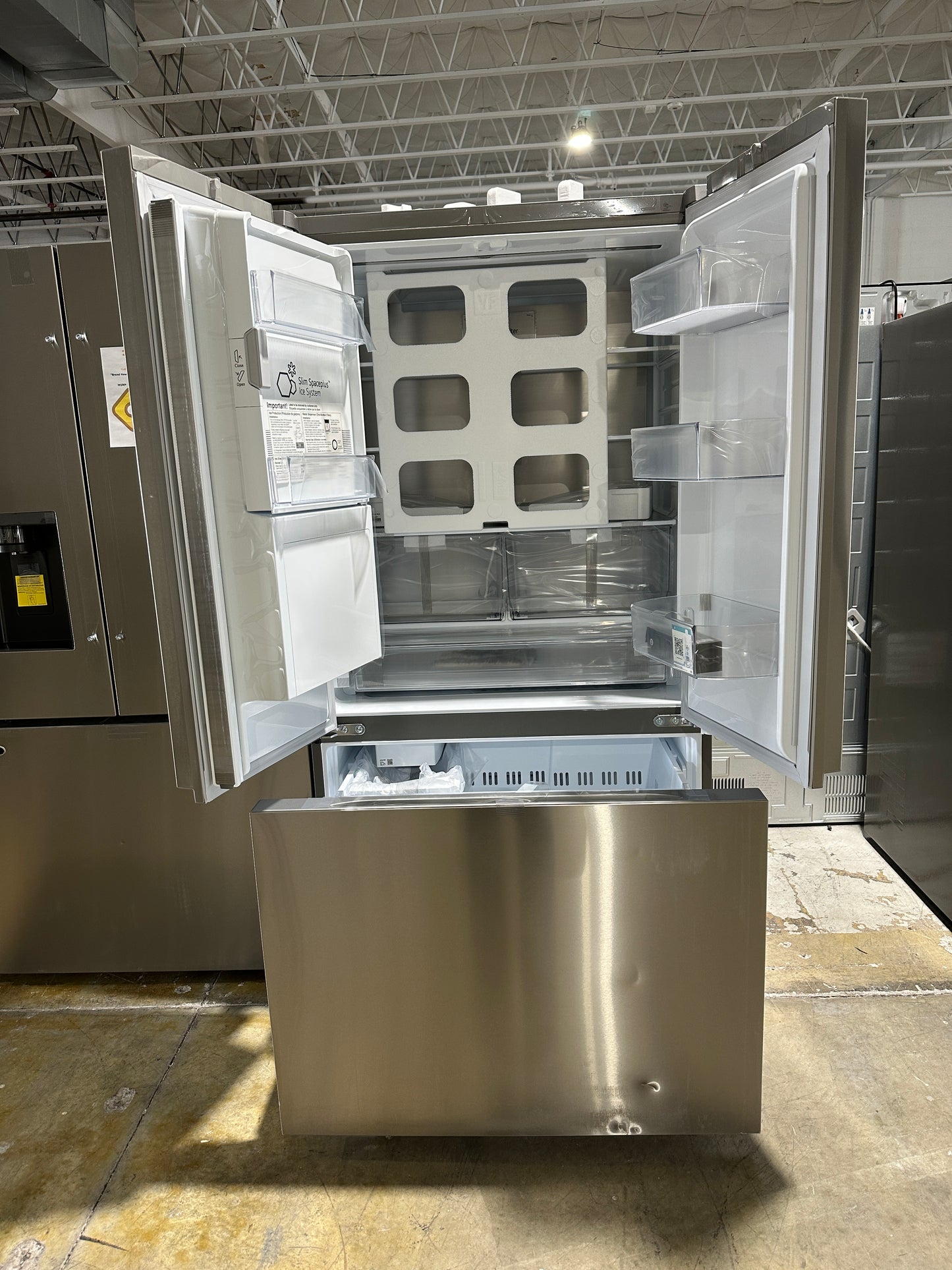 BRAND NEW LG COUNTER-DEPTH MAX REFRIGERATOR with THIN DOOR DESIGN MODEL: LF24Z6530S REF13965S