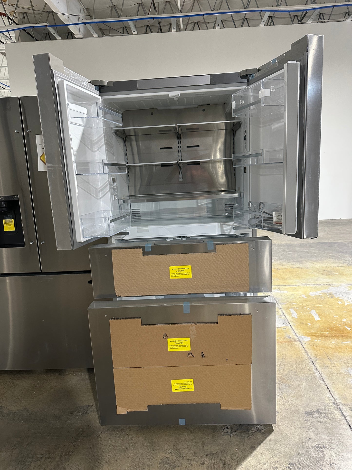 BEAUTIFUL BOSCH BRAND NEW COUNTER-DEPTH REFRIGERATOR MODEL: B36CL80SNS/44 REF13988S