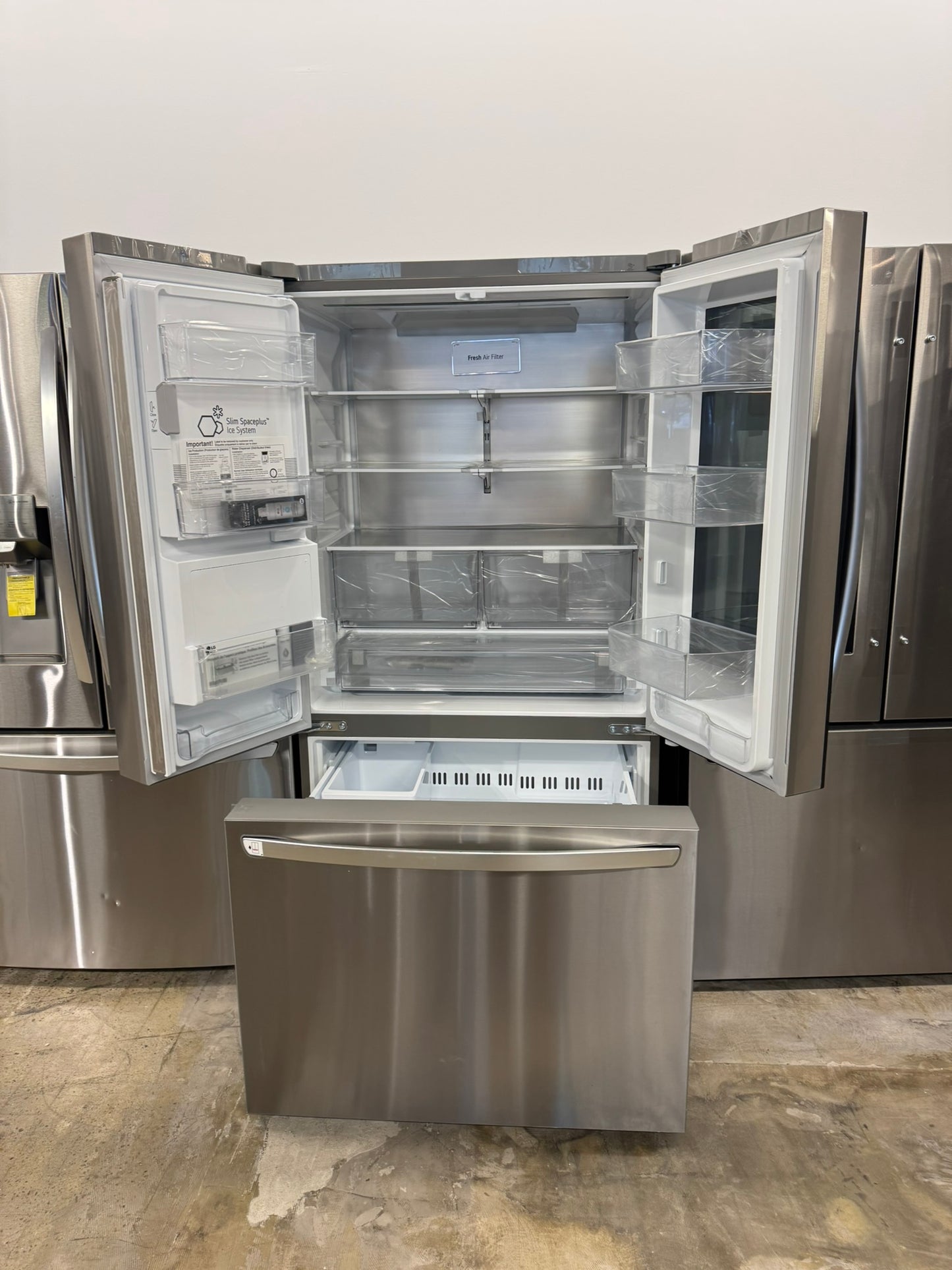 DISCOUNTED COUNTER DEPTH INSTAVIEW LG REFRIGERATOR MODEL: LRFOC2606S REF12444S
