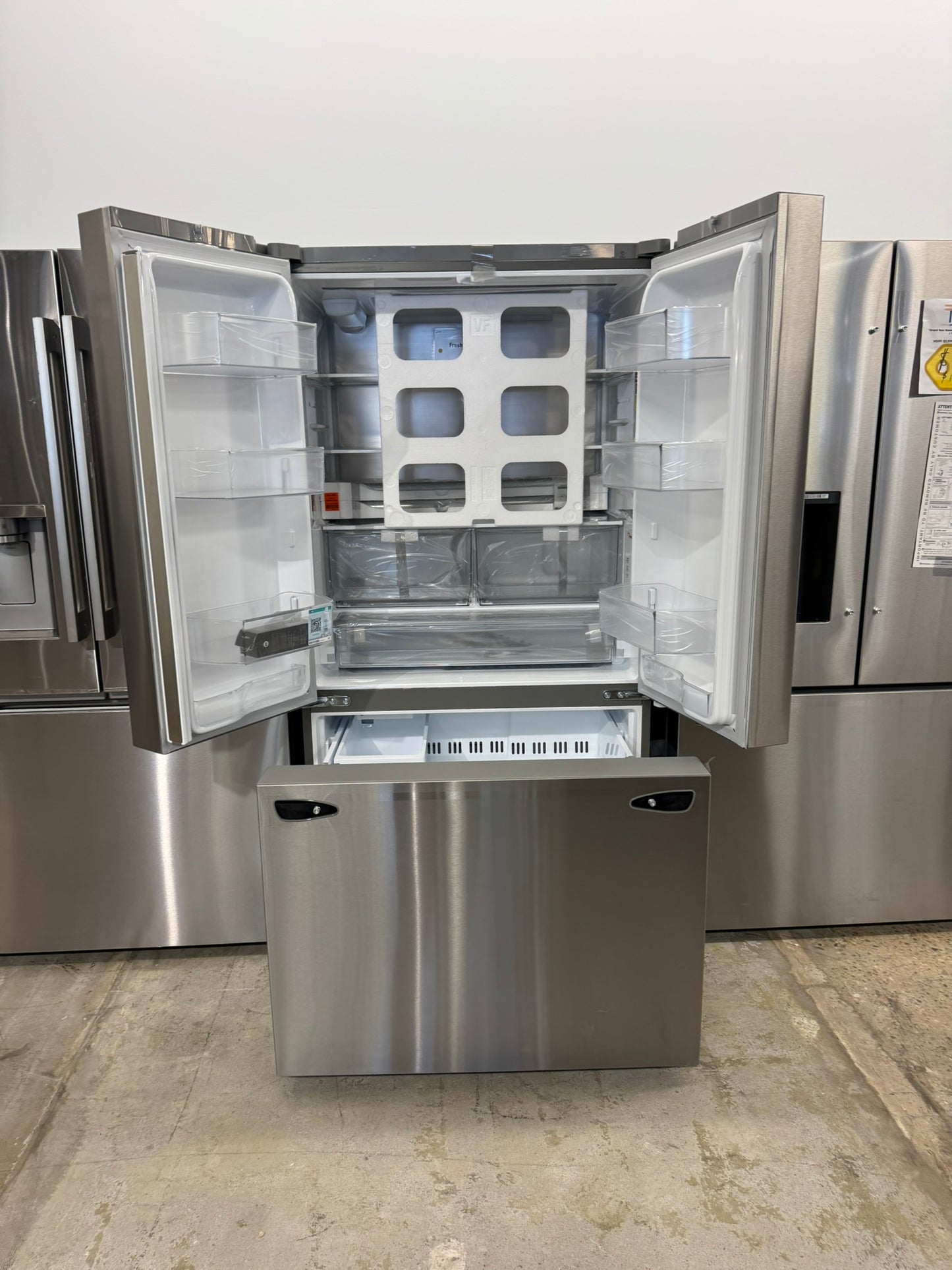 27 cu. ft. Smart Counter-Depth MAX French Door Refrigerator LG MODEL: LRFLC2706S REF13966S