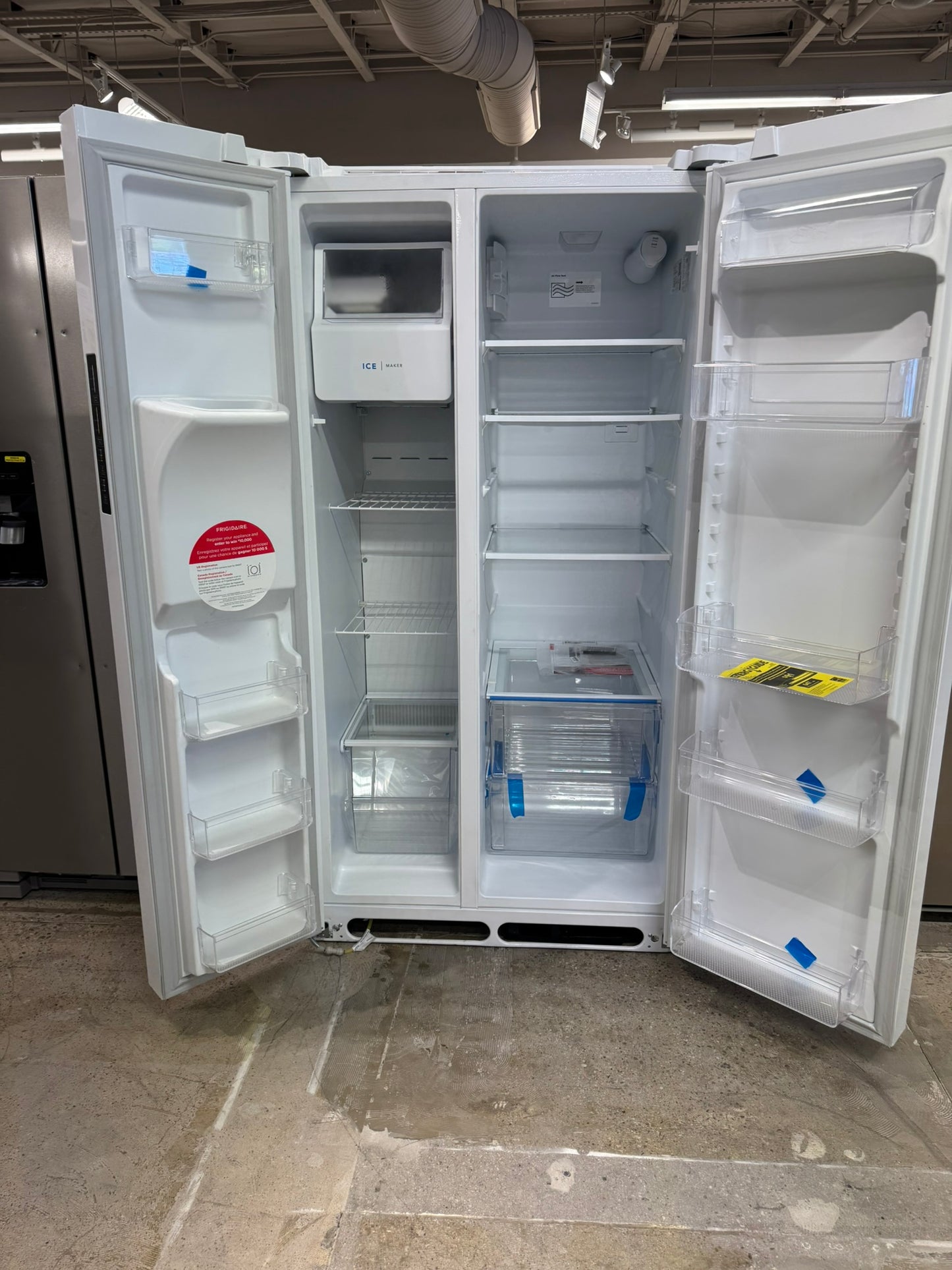 GREAT NEW FRIGIDAIRE SIDE BY SIDE WHITE REFRIGERATOR MODEL: FRSS2623AW REF10434R