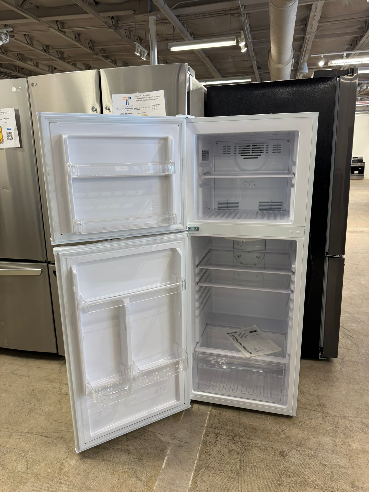 BRAND NEW COUNTER DEPTH HOTPOINT REFRIGERATOR MODEL: HPS10LGVRWW REF10437R