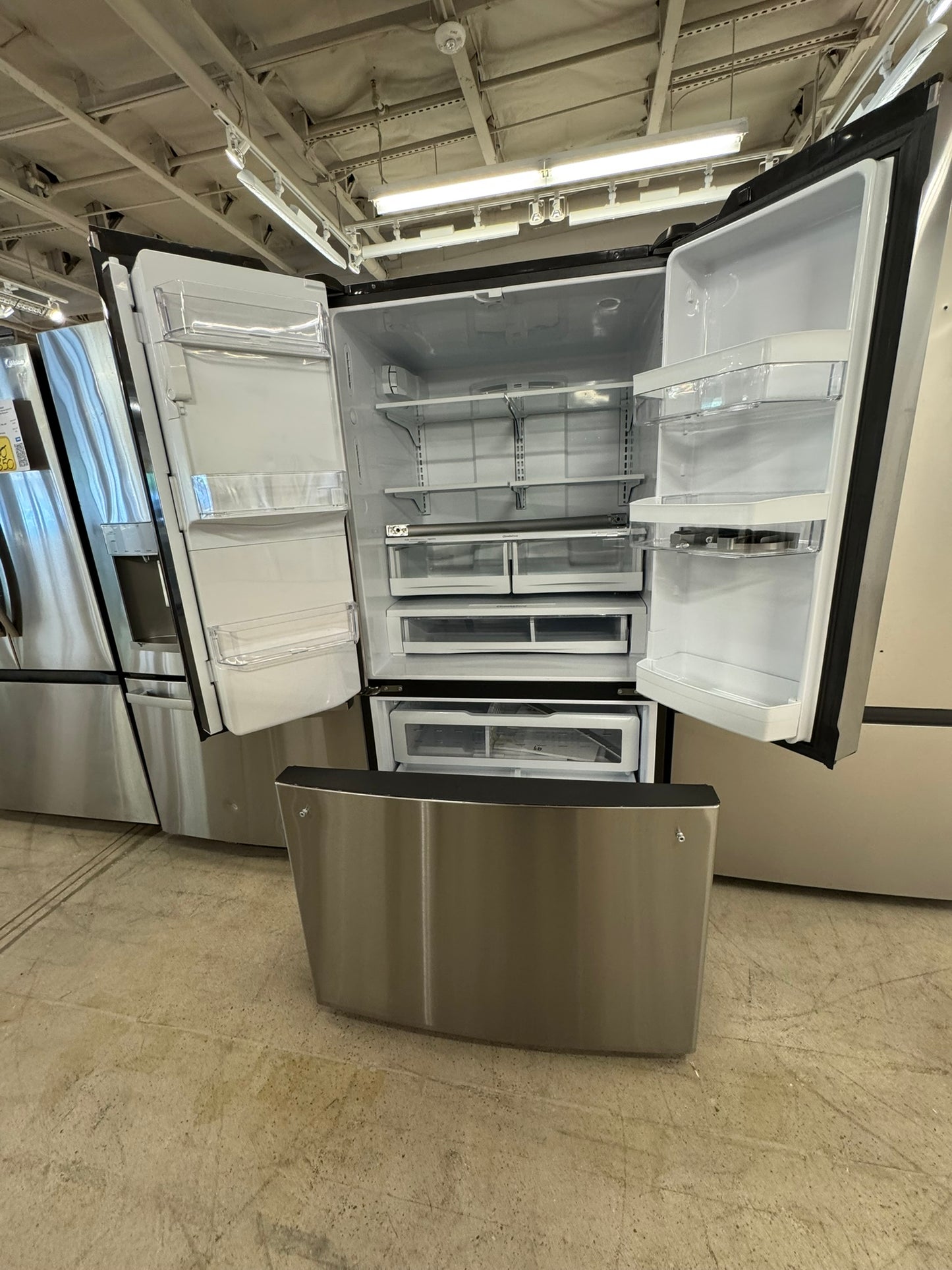 BRAND NEW Frigidaire Gallery 27.8 Cu Ft French Door Refrigerator MODEL: GRFS2853AF REF10435R