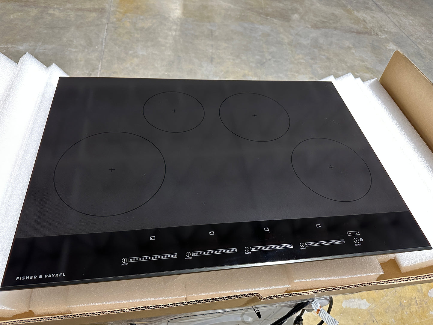 Fisher & Paykel - 30 Inch 4 Zone Induction Cooktop - Black Model:CI304DTB4 RAG11498S