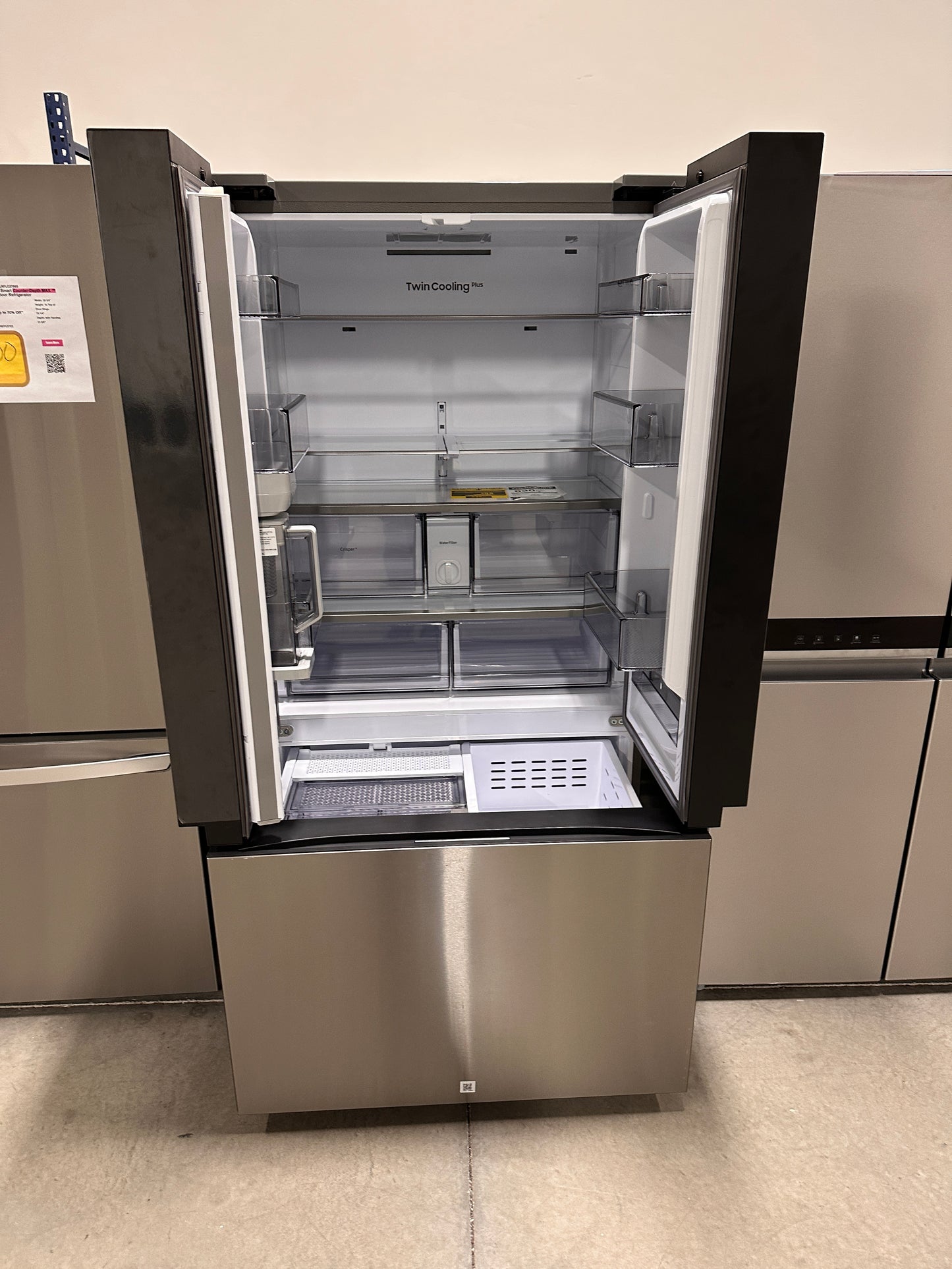 GREAT NEW SAMSUNG REFRIGERATOR with AUTOFILL WATER PITCHER MODEL: RF24BB6200QL REF13759