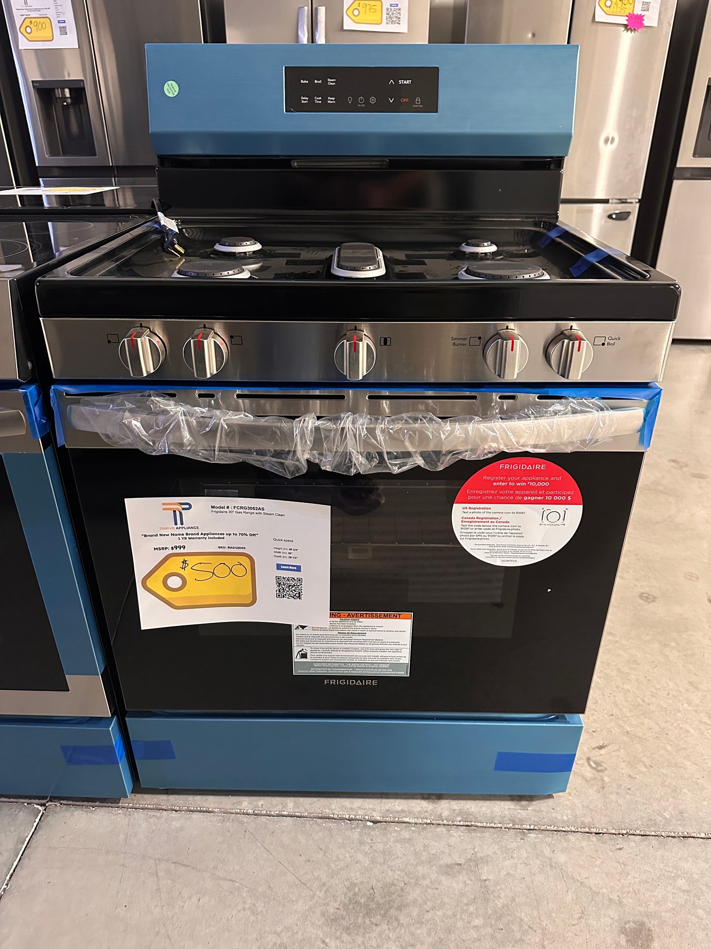 GREAT NEW FRIGIDAIRE GAS RANGE with STEAM CLEAN MODEL: FCRG3062AS RAG12003