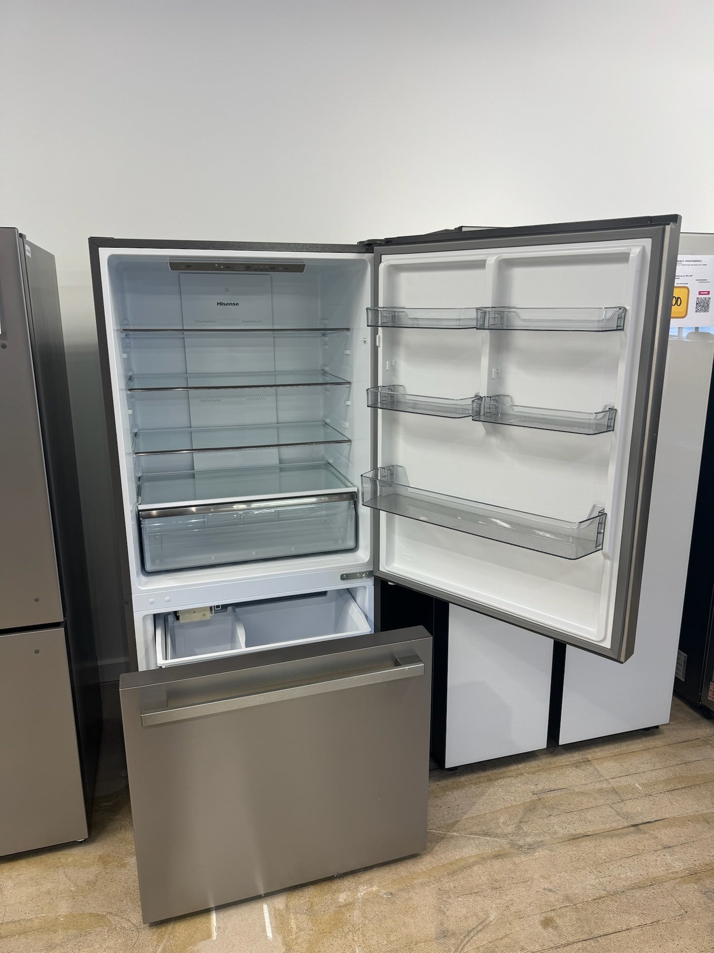 BRAND NEW BOTTOM FREEZER COUNTER DEPTH REFRIGERATOR MODEL: HRB171N6BSE REF10017R