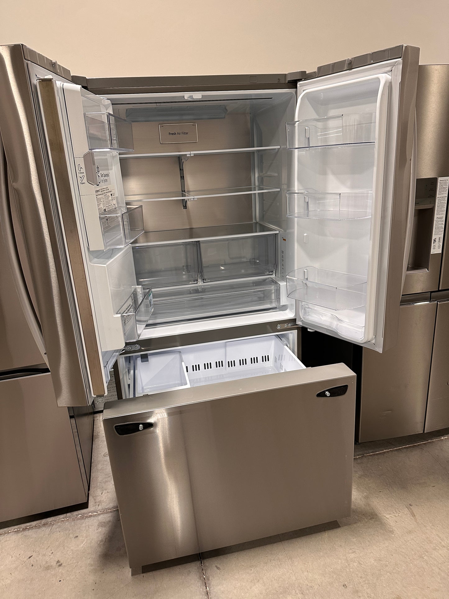 GREAT NEW LG COUNTER DEPTH MAX SMART REFRIGERATOR MODEL: LRFXC2606S REF13590