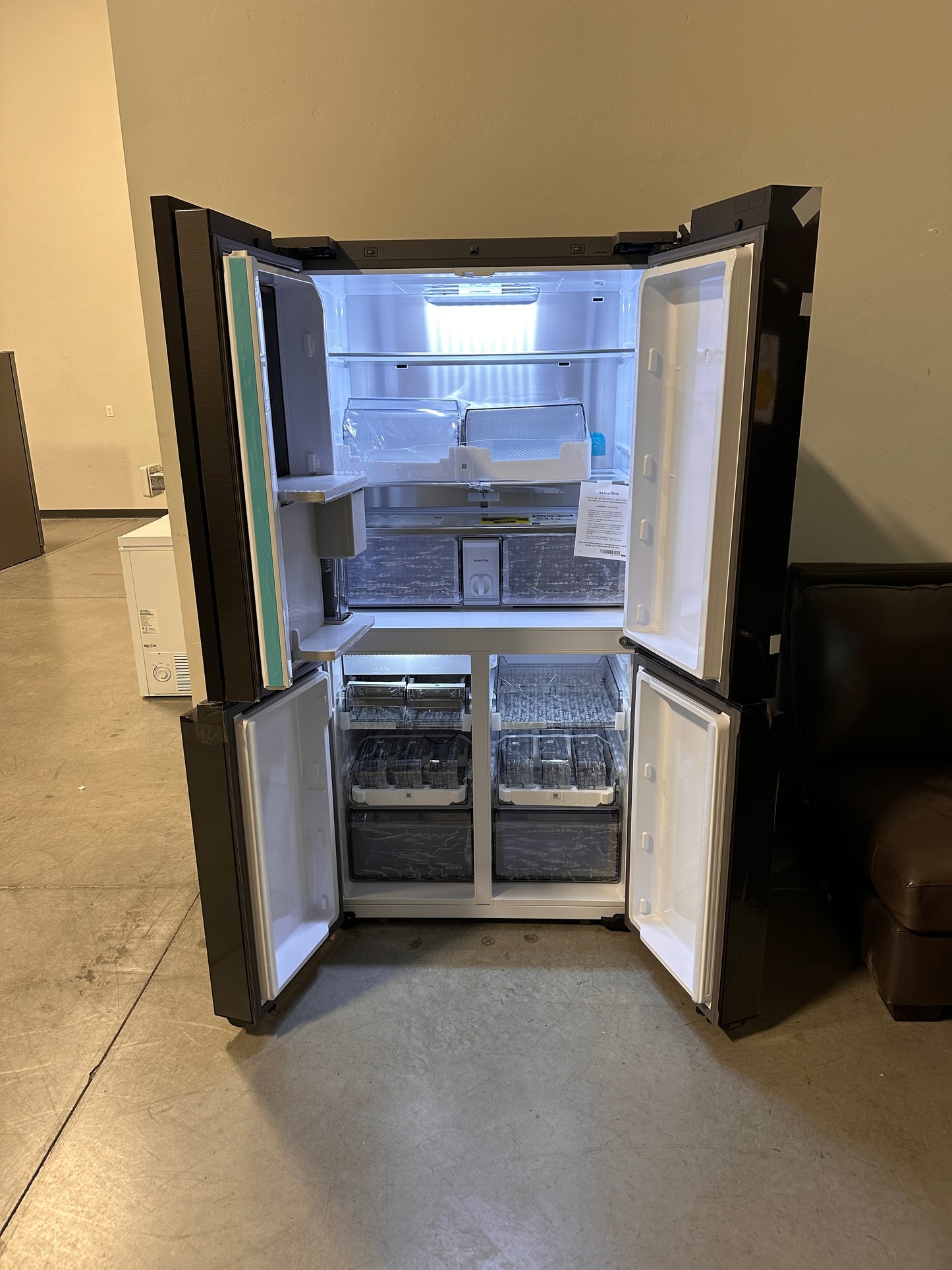 GORGEOUS NEW SAMSUNG BESPOKE WHITE GLASS COUNTER DEPTH REFRIGERATOR MODEL: RF23DB990012 REF13812