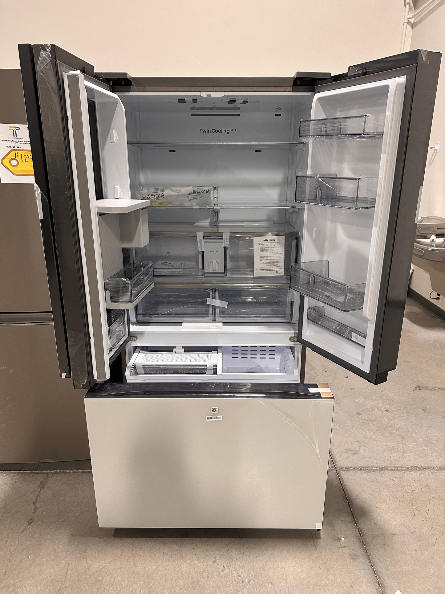 GREAT NEW SAMSUNG COUNTER-DEPTH BESPOKE WHITE REFRIGERATOR MODEL: RF24BB660012 REF13813