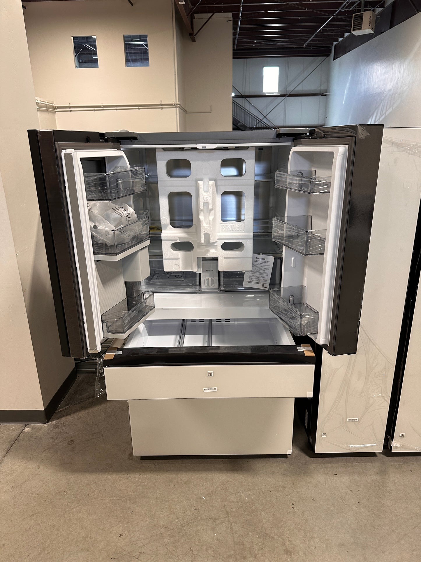 Samsung Bespoke 4-Door French Door Refrigerator with Beverage Center MODEL: RF29BB86004MAA REF13819