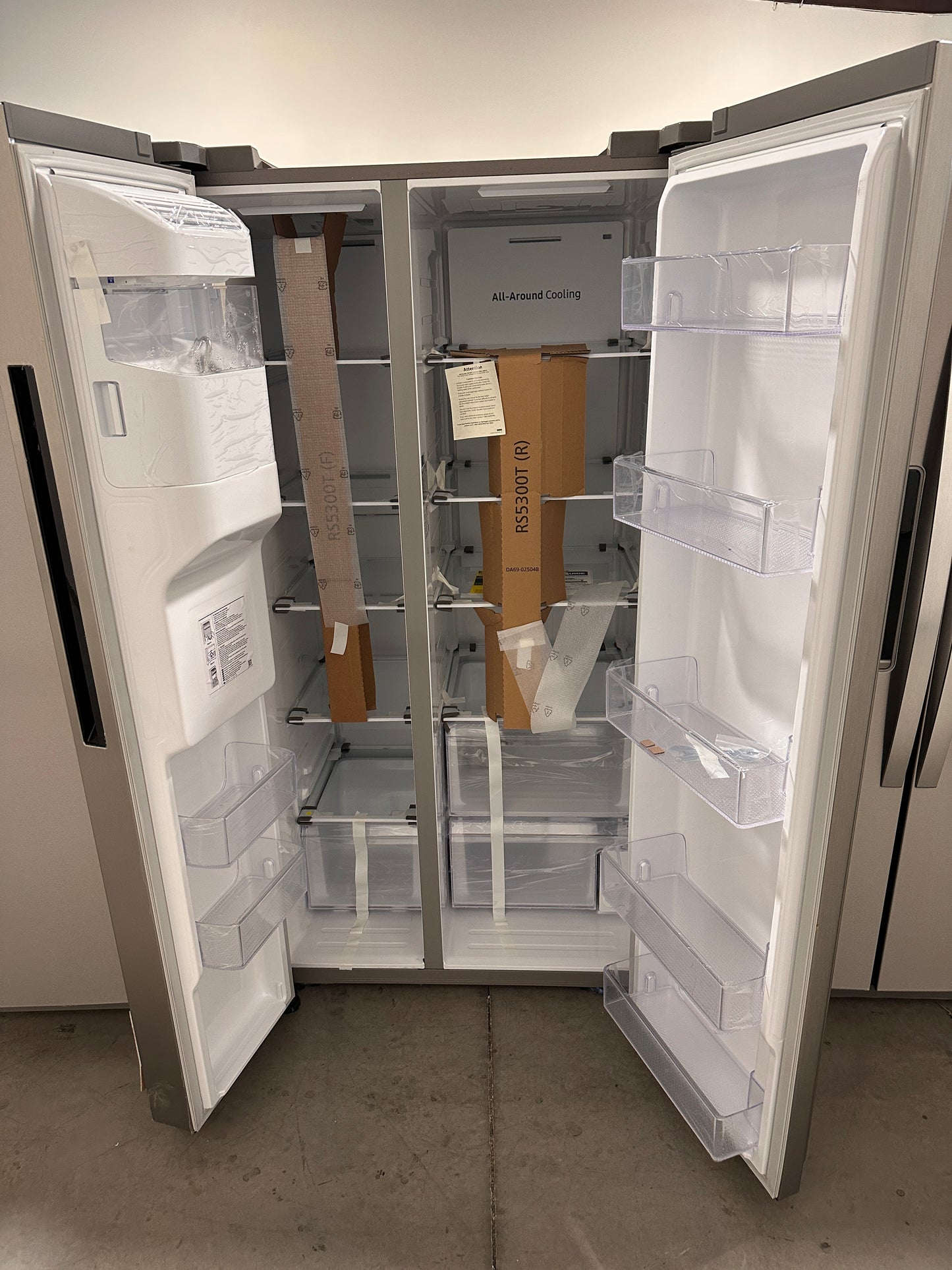 SLEEK! Samsung 27.4 cu ft Side by Side Refrigerator MODEL: RS27T5200SR REF13825