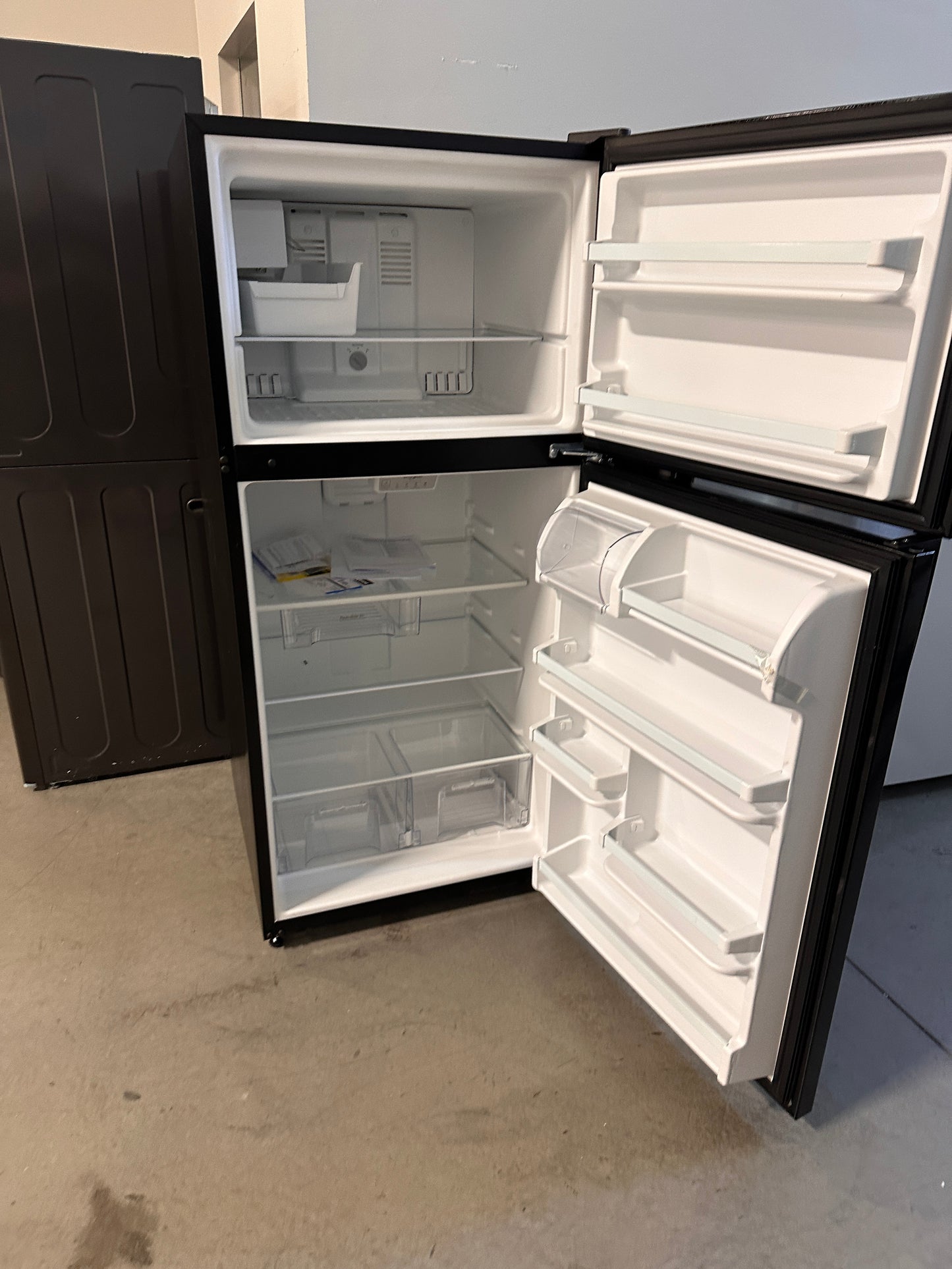 NEW! Whirlpool 30-inch Wide Top Freezer Refrigerator MODEL: WRT318FZDB REF13836