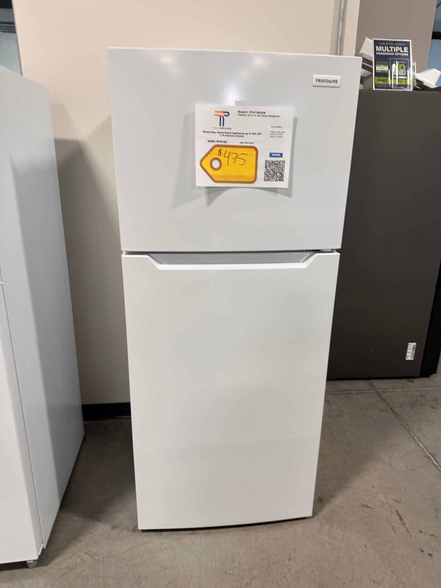 NEW! Frigidaire 17.6 Cu Ft Top Freezer Refrigerator MODEL: FFHT1822UW REF13838