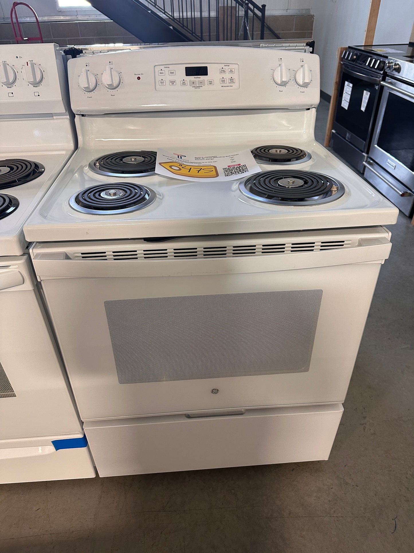 SELF CLEANING GE WHITE ELECTRIC RANGE - RAG11775 JB256DMWW