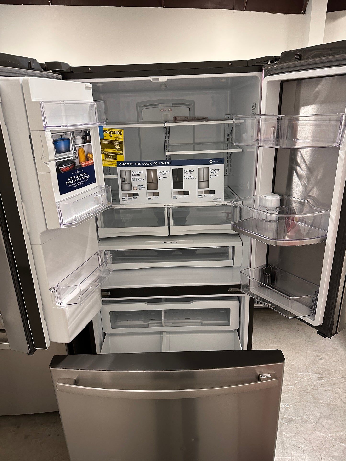 FRENCH DOOR REFRIGERATOR - NEW GE FRIDGE - REF11921 GFE28GYNFS