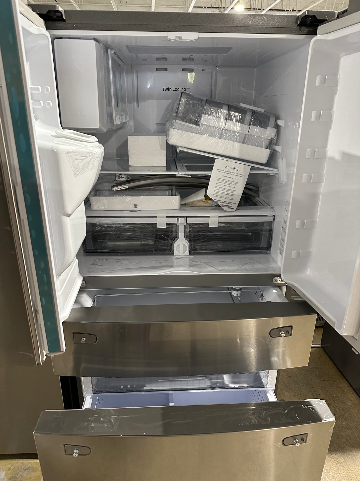 Samsung - 28 cu. ft. 4-Door French Door Refrigerator with FlexZone Drawer MODEL: RF28R7201SR REF12292S