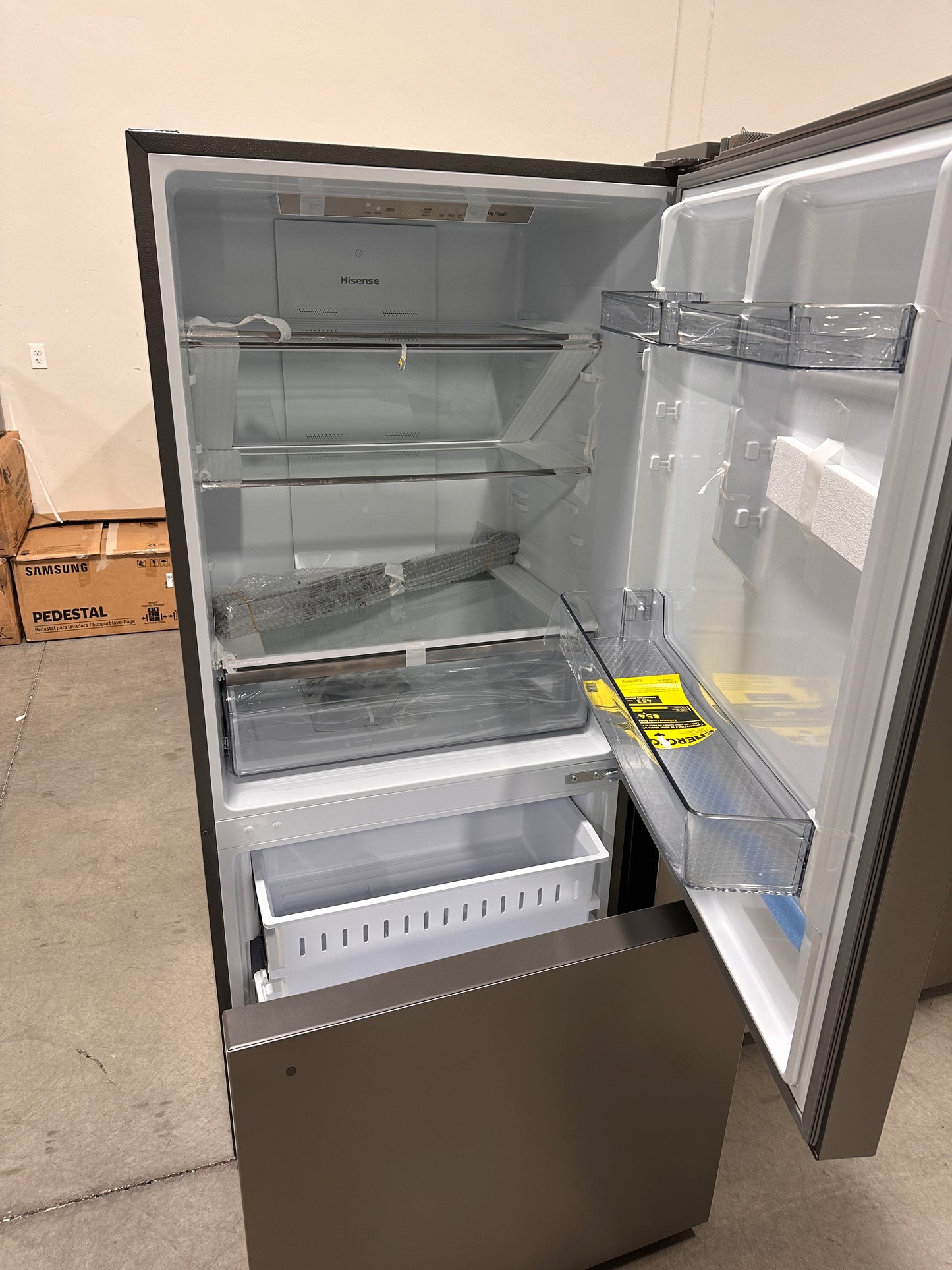 GREAT NEW COUNTER DEPTH BOTTOM FREEZER REFRIGERATOR Model HRB171N6ASE REF12894
