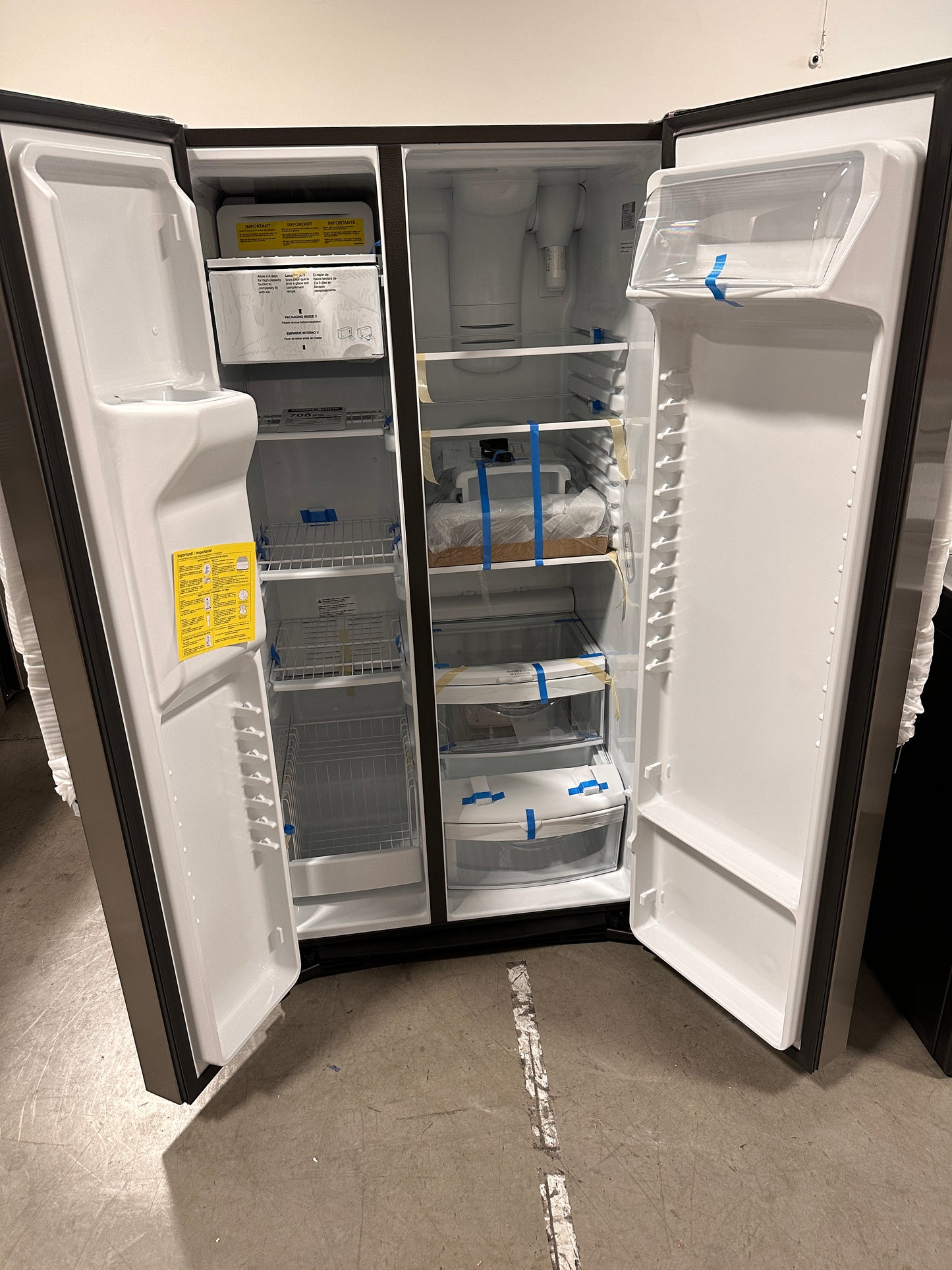 NEW GE SIDE-BY-SIDE REFRIGERATOR with EXTERNAL ICE DISPENSER Model:GSS25GYPFS REF12889