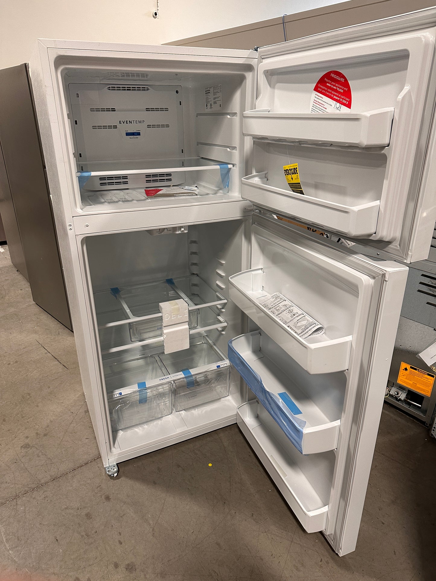 Frigidaire - 18.3 Cu. Ft. Top-Freezer Refrigerator - White Model:FFTR1835VW REF12886